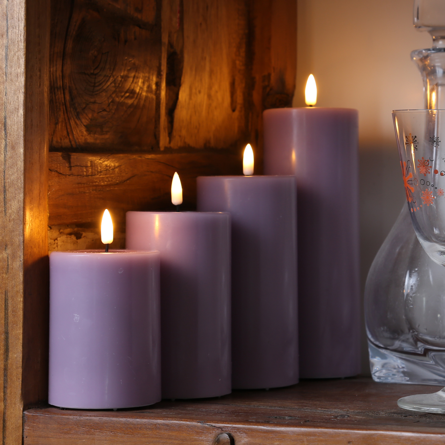 LED Stumpenkerze MIA - Echtwachs - realistische 3D Flamme - H: 20cm - Batteriebetrieb - flieder LED Stumpenkerze MIA - Echtwachs - realistische 3D Flamme - H: 20cm - Batteriebetrieb - flieder