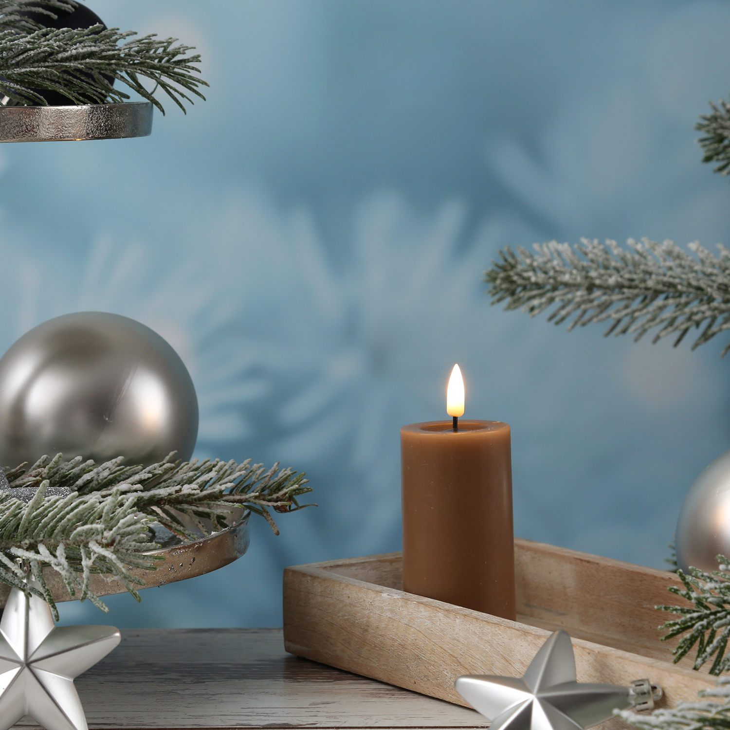 LED Stumpenkerze MIA - Echtwachs - realistische 3D Flamme - H: 10cm - D: 5cm - karamell LED Stumpenkerze MIA - Echtwachs - realistische 3D Flamme - H: 10cm - D: 5cm - karamell