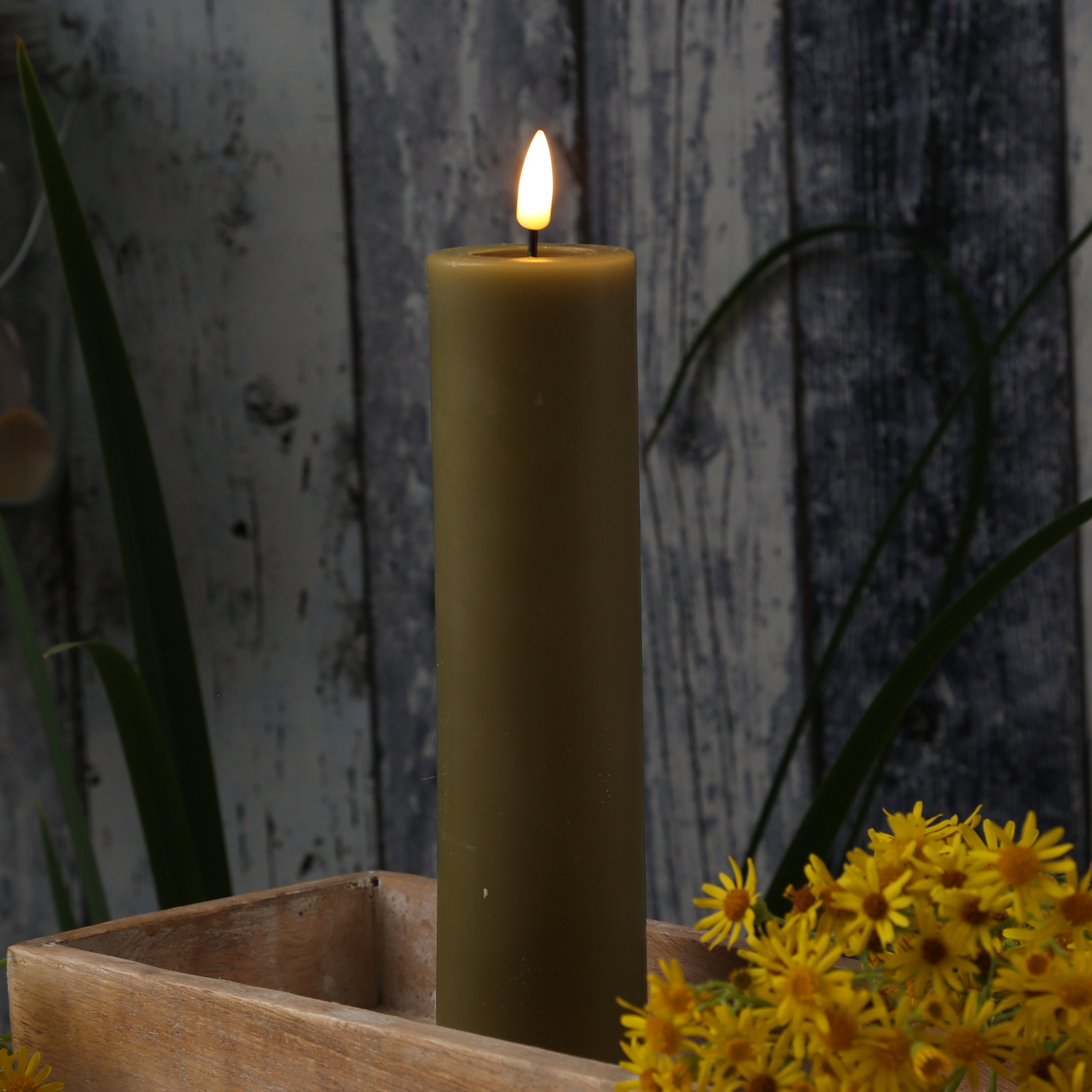 LED Stumpenkerze MIA - Echtwachs - realistische 3D Flamme - H: 20cm - D: 5cm - olivgrün LED Stumpenkerze MIA - Echtwachs - realistische 3D Flamme - H: 20cm - D: 5cm - olivgrün