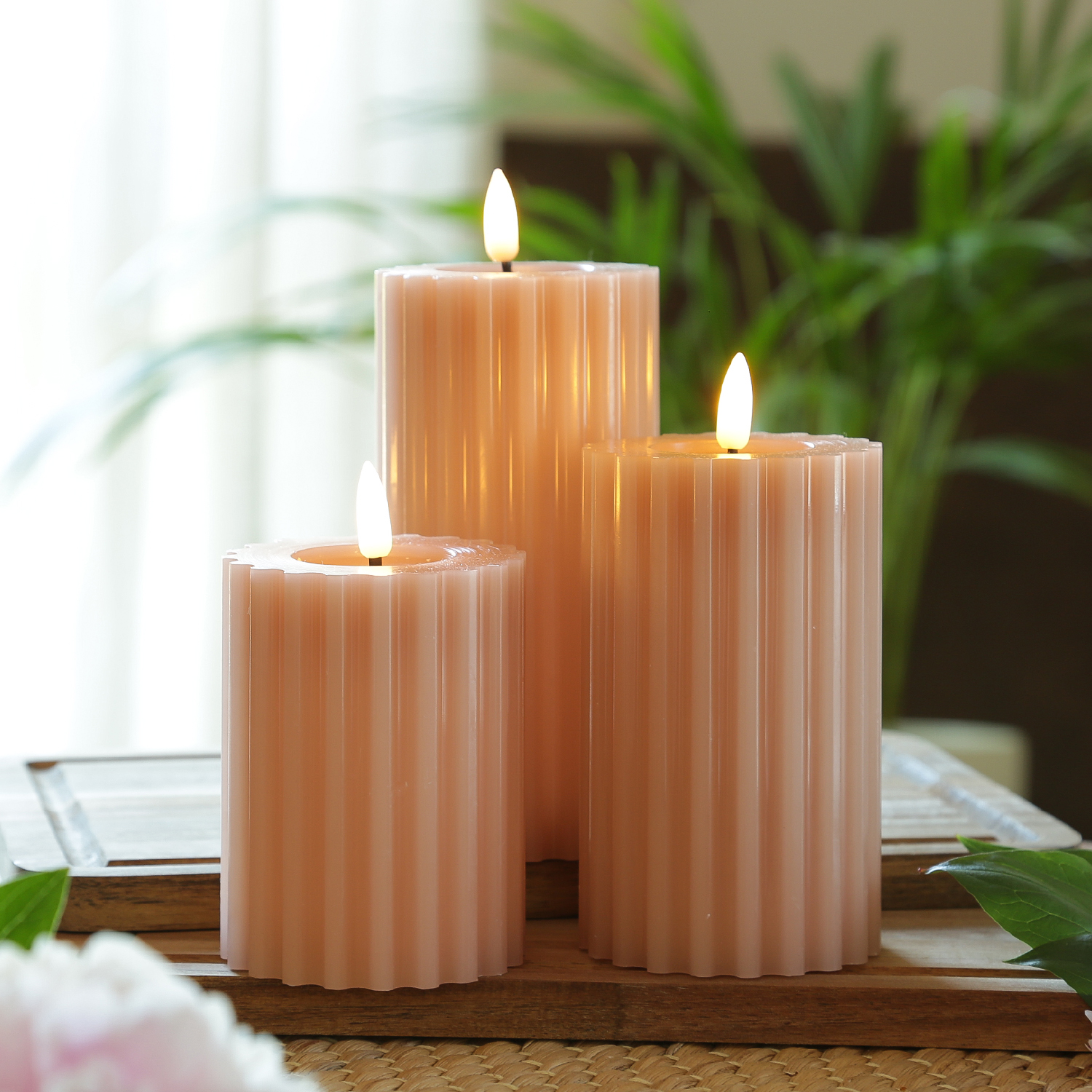 LED Kerze LIV - gerillt - Echtwachs - warmweiße 3D Flamme - H: 14,5cm - D: 7,5cm - Timer - altrosa LED Kerze LIV - gerillt - Echtwachs - warmweiße 3D Flamme - H: 14,5cm - D: 7,5cm - Timer - altrosa