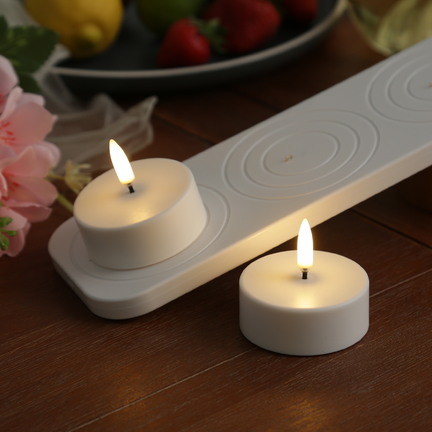 LED Maxi Teelichter - 2 wiederaufladbare LED Teelichter mit Ladestation - Timer - für Außen