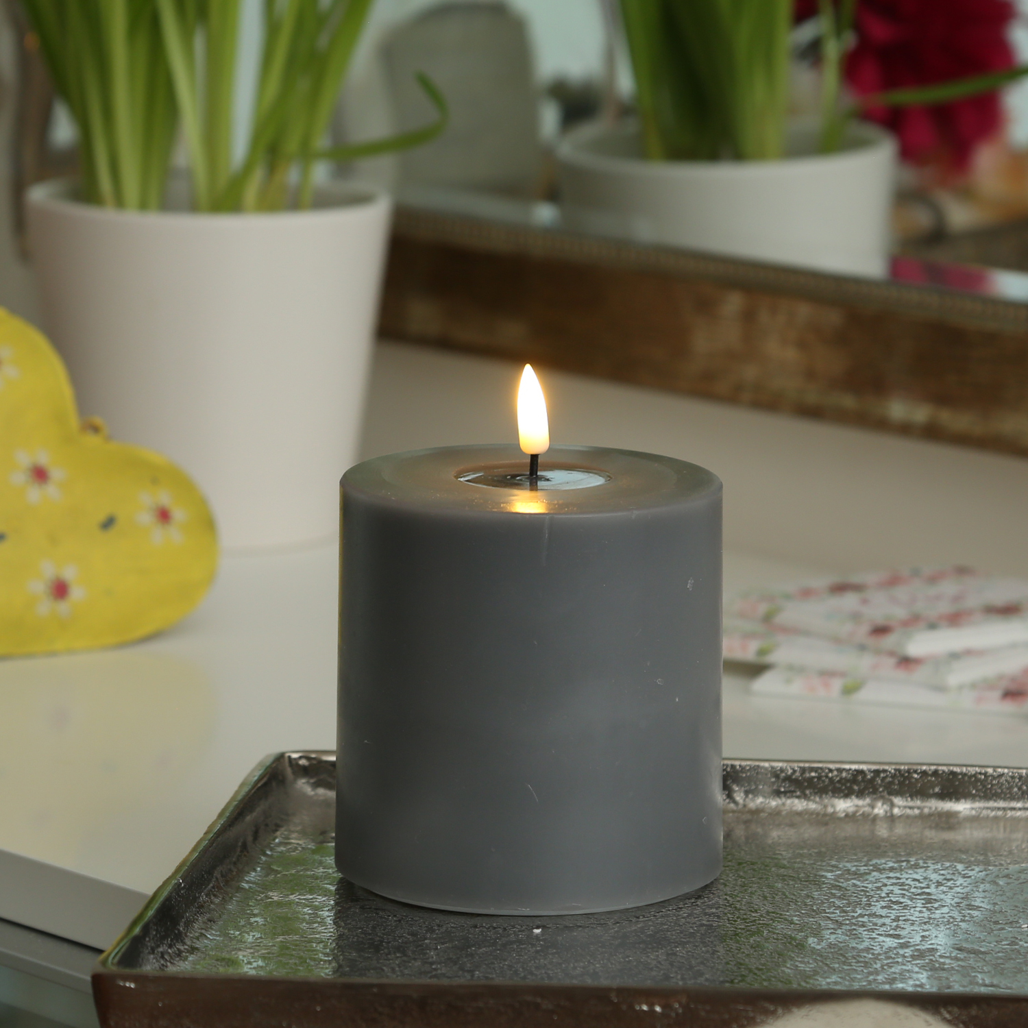 LED Stumpenkerze MIA - Echtwachs - realistische 3D Flamme - H: 10cm D:10cm - Batteriebetrieb - grau LED Stumpenkerze MIA - Echtwachs - realistische 3D Flamme - H: 10cm D:10cm - Batteriebetrieb - grau