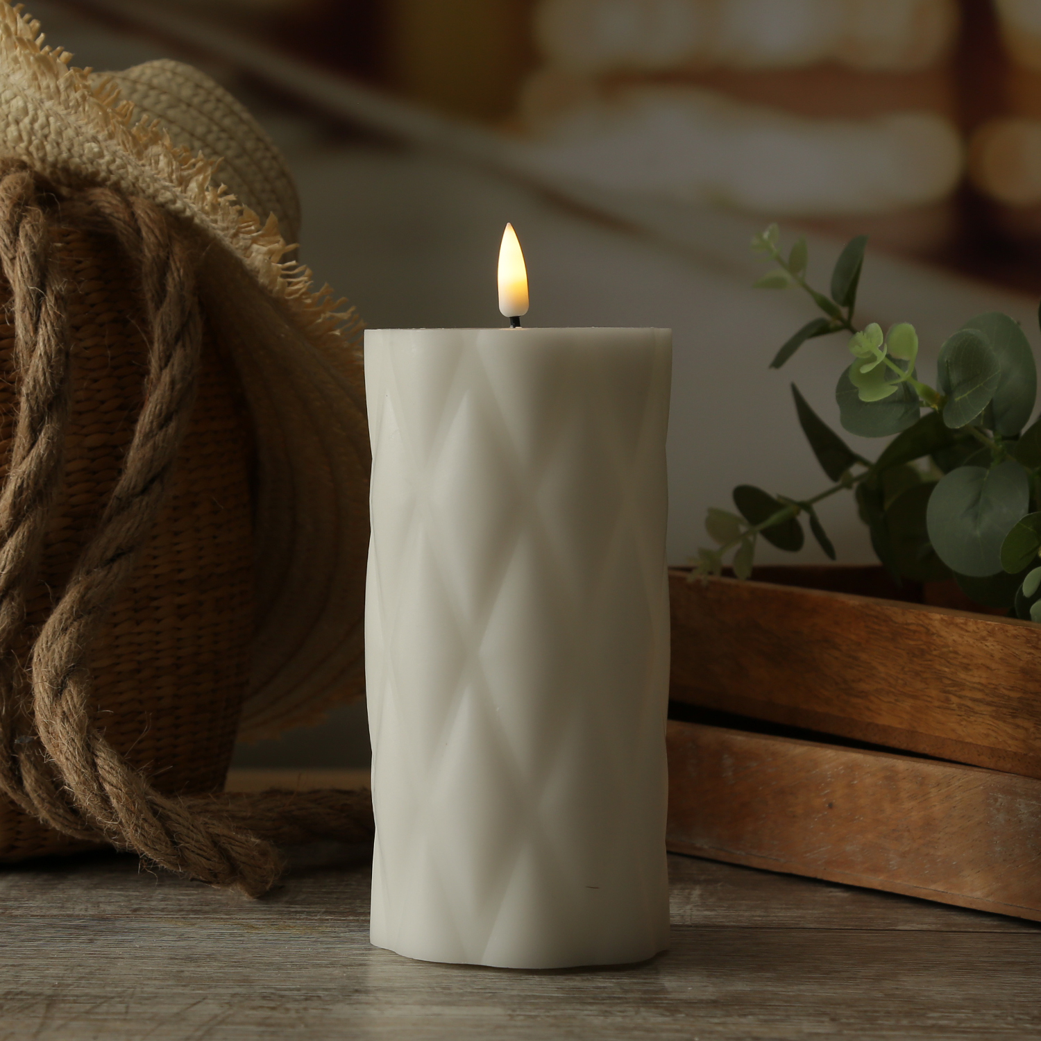 LED Stumpenkerze MIA - Rautenmuster - Echtwachs - 3D Flamme - H: 15cm - D: 7,5cm - weiß LED Stumpenkerze MIA - Rautenmuster - Echtwachs - 3D Flamme - H: 15cm - D: 7,5cm - weiß