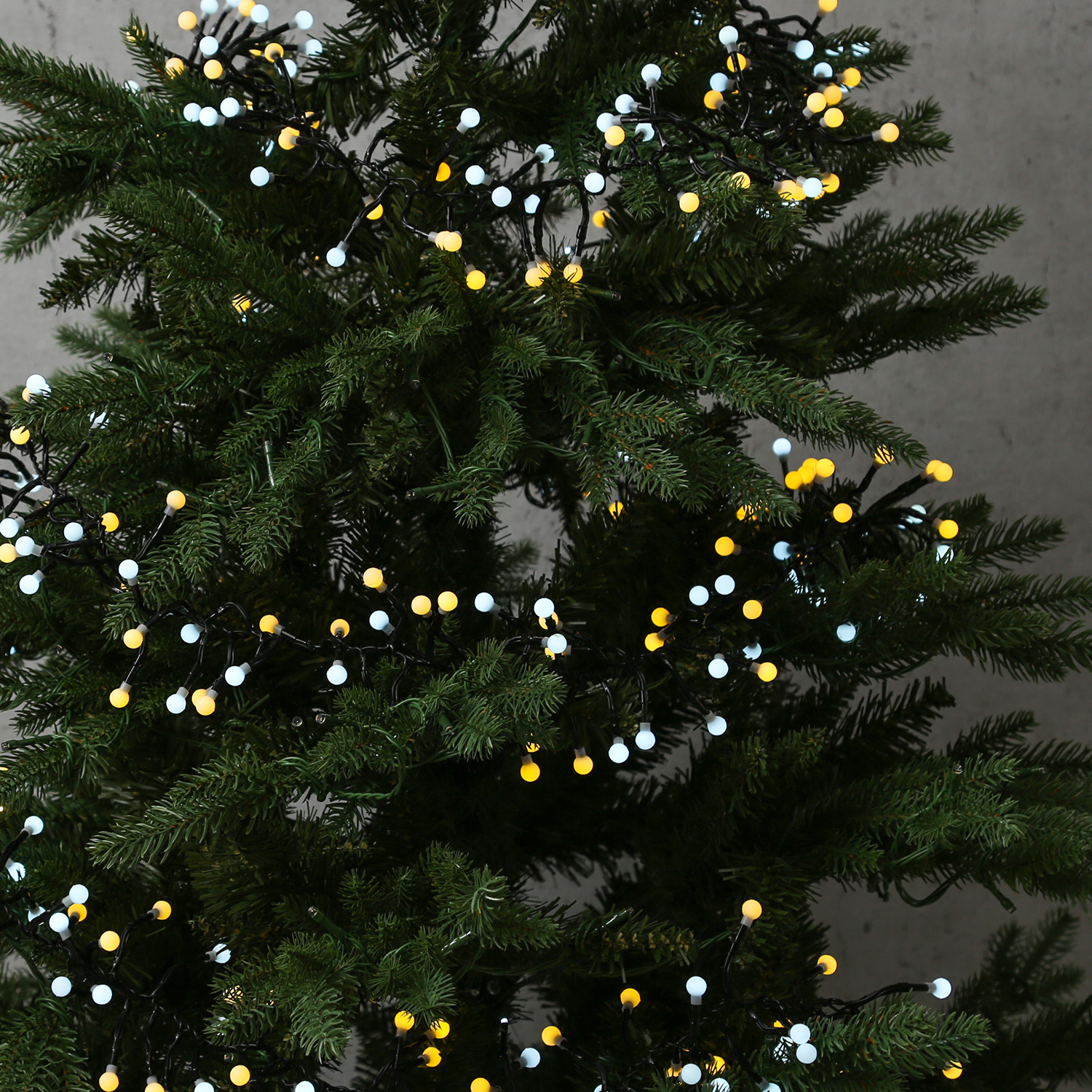 LED Büschellichterkette BERRY - Cluster - 400 warmweiße/kaltweiße opale Kugeln - L: 3,8m - f. Außen LED Büschellichterkette BERRY - Cluster - 400 warmweiße/kaltweiße opale Kugeln - L: 3,8m - f. Außen