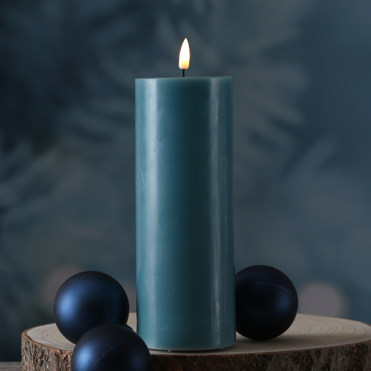 LED Stumpenkerze MIA - Echtwachs - realistische 3D Flamme - H: 20cm - D: 7,5cm - jadegrün LED Stumpenkerze MIA - Echtwachs - realistische 3D Flamme - H: 20cm - D: 7,5cm - jadegrün