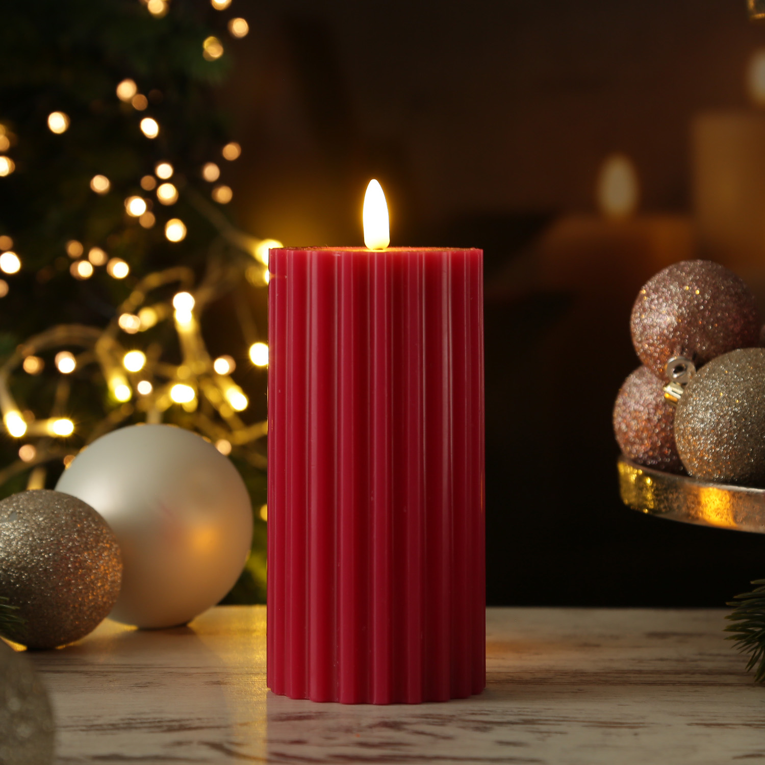 LED Kerze LIV - gerillt - Echtwachs - warmweiße 3D Flamme - H: 17,5cm - D: 7,5cm - Timer - beerenrot LED Kerze LIV - gerillt - Echtwachs - warmweiße 3D Flamme - H: 17,5cm - D: 7,5cm - Timer - beerenrot