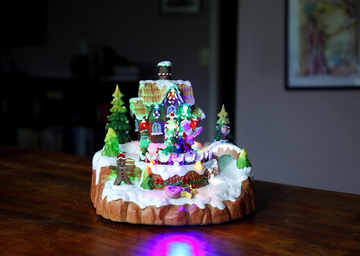LED-Weihnachtszene "Candyville" Lebkuchenhaus - 12 bunte LED - H: 18cm - bunt
