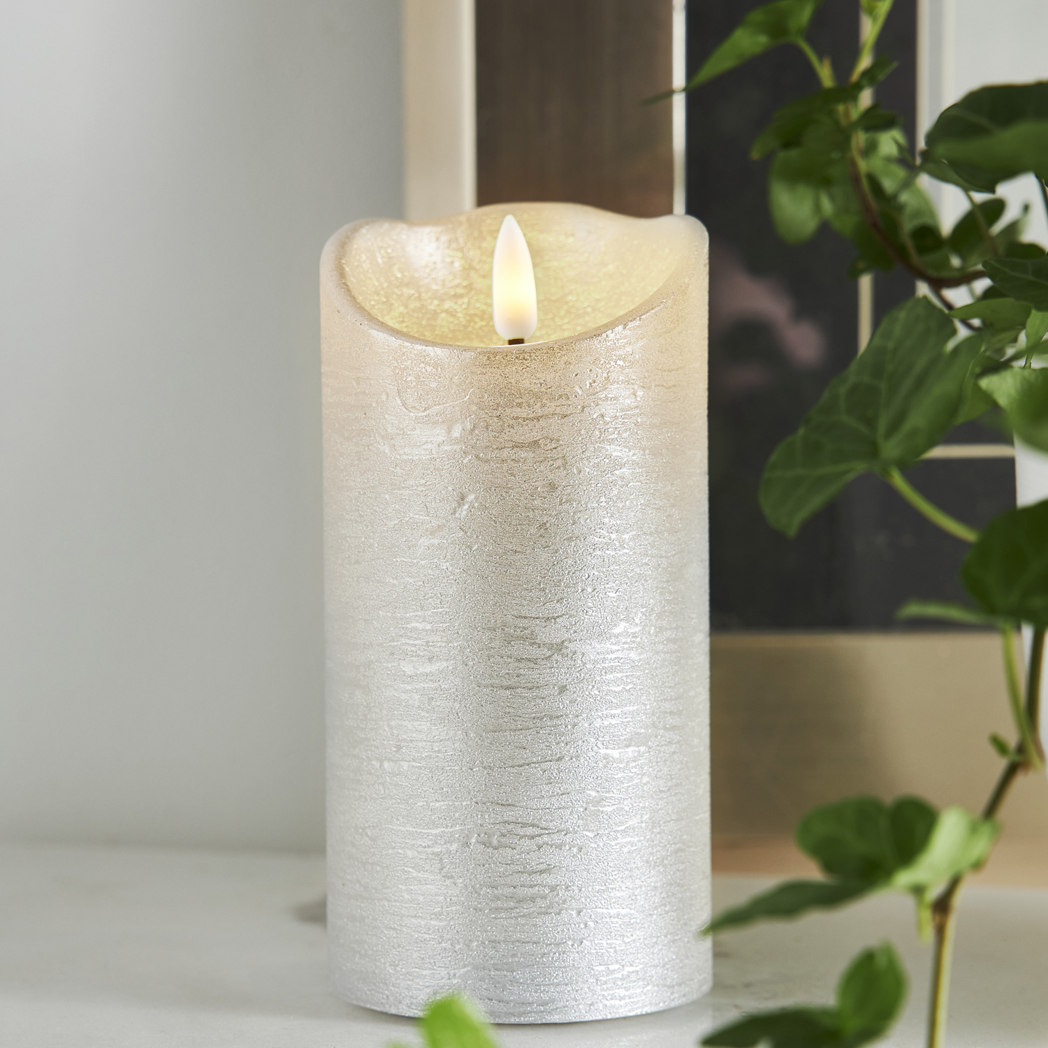 LED Stumpenkerze RUSTIC - Echtwachs - warmweiße 3D Flamme - H: 15cm - Batterie - Timer - silber LED Stumpenkerze RUSTIC - Echtwachs - warmweiße 3D Flamme - H: 15cm - Batterie - Timer - silber