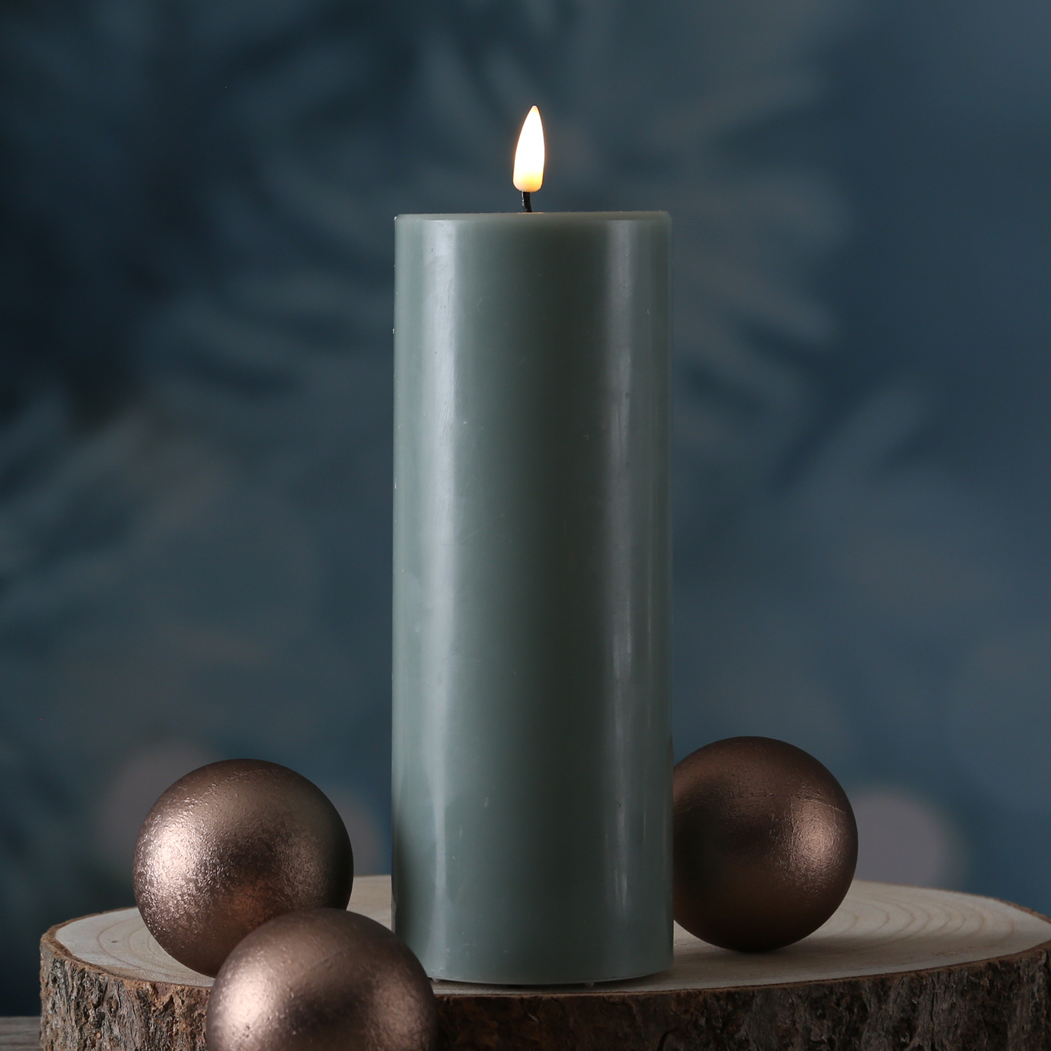 LED Stumpenkerze MIA - Echtwachs - realistische 3D Flamme - H: 20cm - D: 7,5cm - salbeigrün LED Stumpenkerze MIA - Echtwachs - realistische 3D Flamme - H: 20cm - D: 7,5cm - salbeigrün