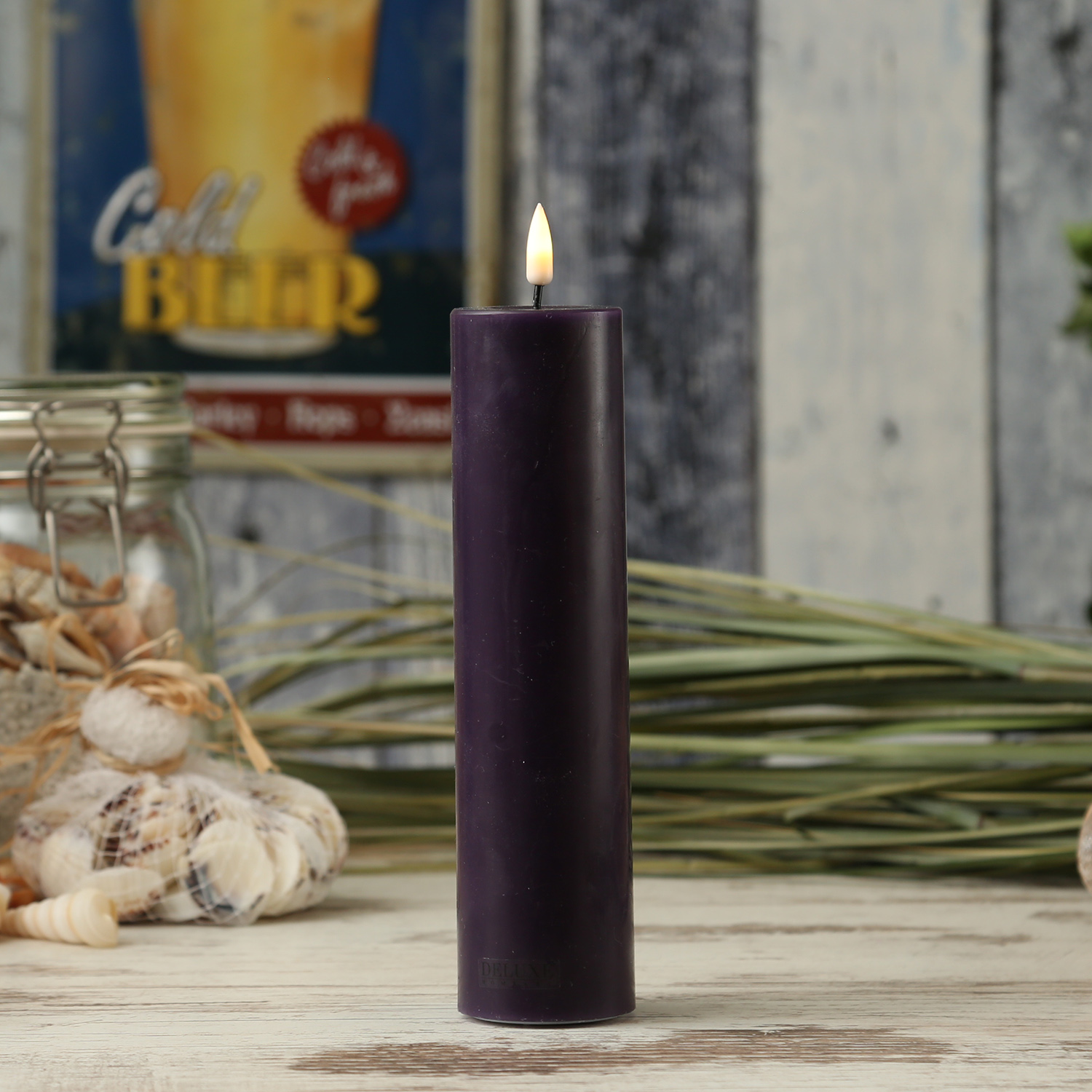 LED Stumpenkerze MIA - Echtwachs - realistische 3D Flamme - H: 20cm - D: 5cm - dunkellila LED Stumpenkerze MIA - Echtwachs - realistische 3D Flamme - H: 20cm - D: 5cm - dunkellila