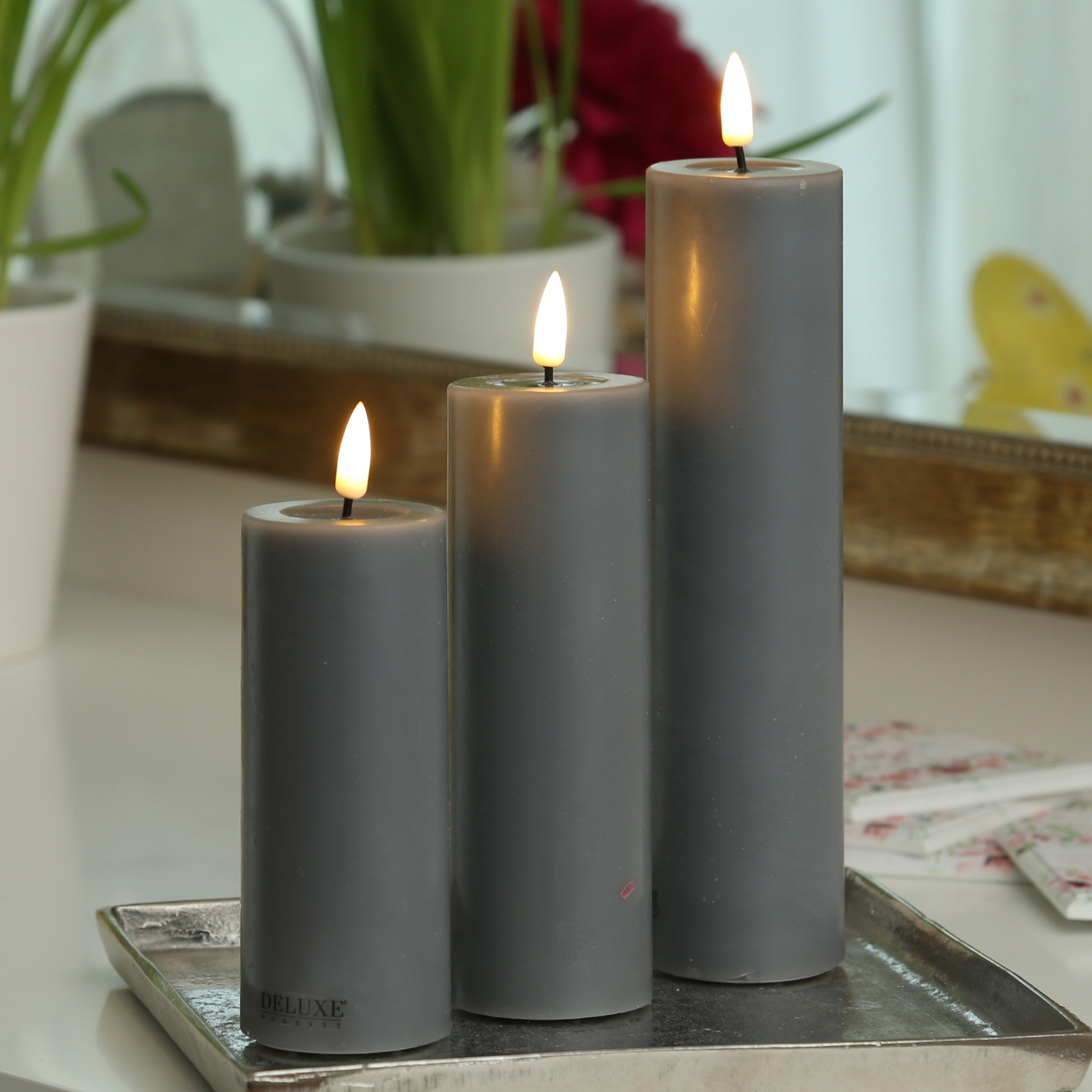 LED Stumpenkerze MIA - Echtwachs - realistische 3D Flamme - H: 20cm D: 5cm - Batterie - grau LED Stumpenkerze MIA - Echtwachs - realistische 3D Flamme - H: 20cm D: 5cm - Batterie - grau