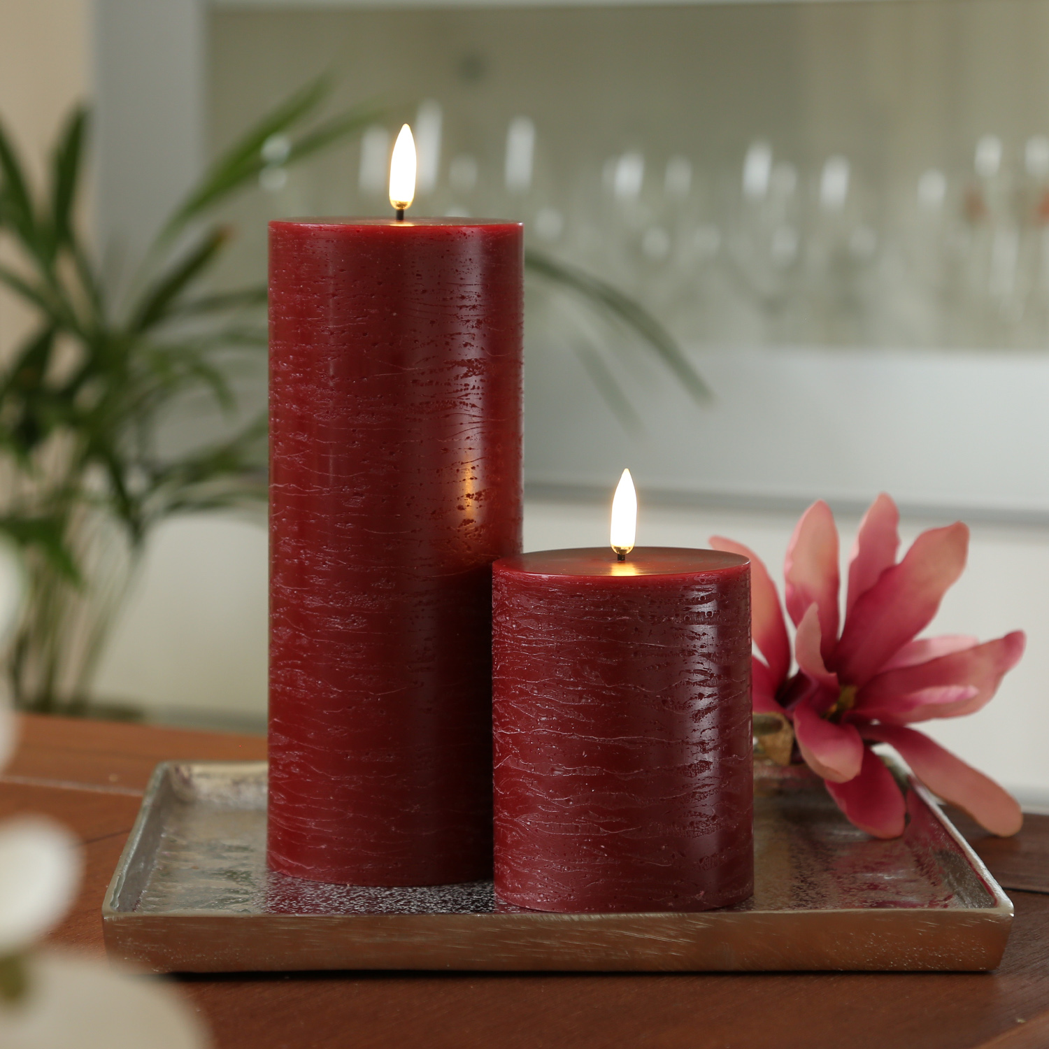 LED Kerze PIA - Rustik-Optik - Echtwachs - H: 20cm - D: 7,8cm - Timer - bis zu 1000 Std. - dunkelrot LED Kerze PIA - Rustik-Optik - Echtwachs - H: 20cm - D: 7,8cm - Timer - bis zu 1000 Std. - dunkelrot