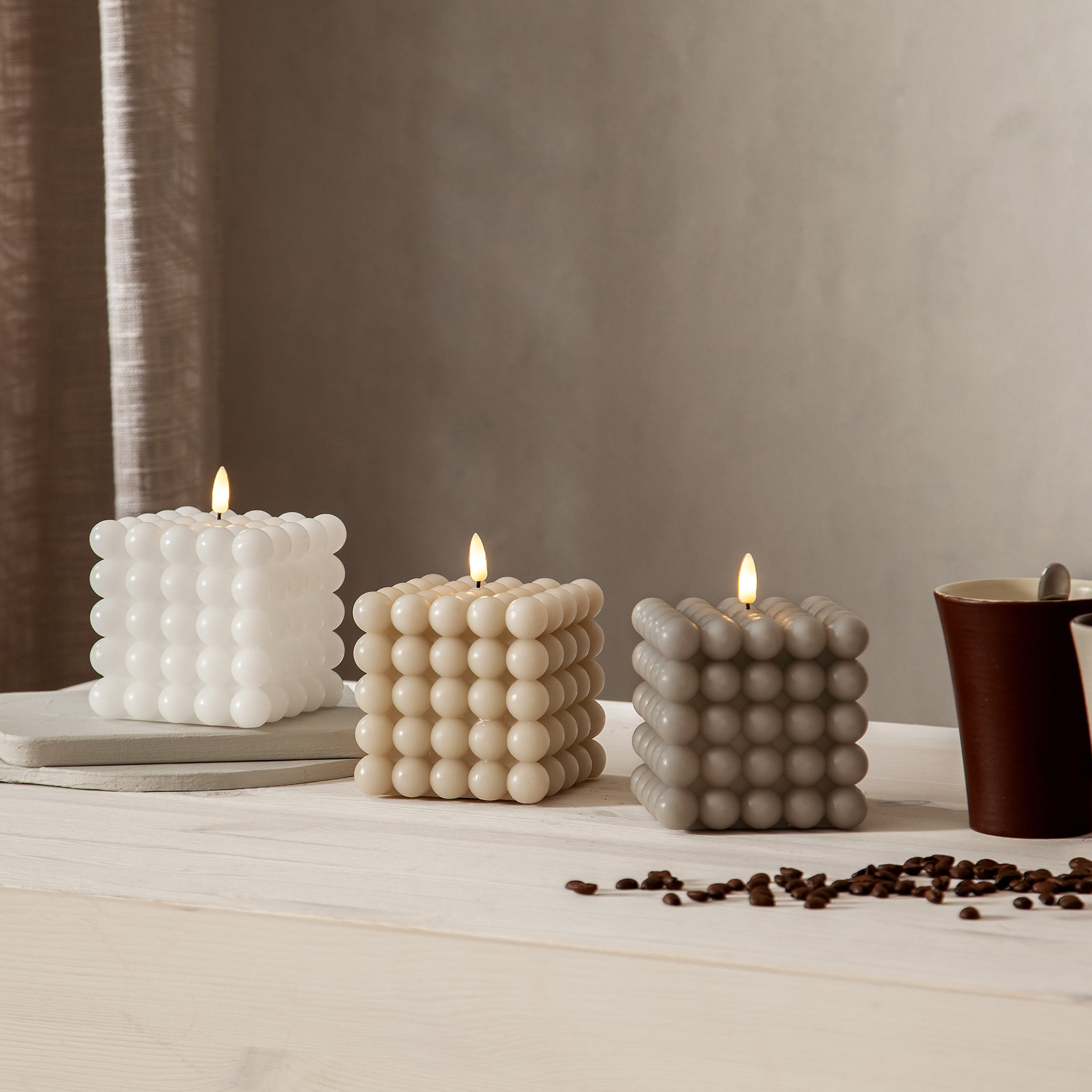 LED Kerze Bubble - Würfelkerze - Echtwachs - realistische 3D Flamme - H: 12,5cm - Timer - weiß LED Kerze Bubble - Würfelkerze - Echtwachs - realistische 3D Flamme - H: 12,5cm - Timer - weiß