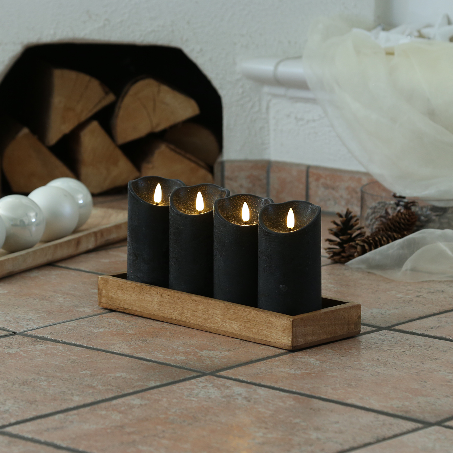 LED Stumpenkerzen RUSTIC - Echtwachs - warmweiße 3D Flamme - H: 15cm - Timer - schwarz - 4er Set LED Stumpenkerzen RUSTIC - Echtwachs - warmweiße 3D Flamme - H: 15cm - Timer - schwarz - 4er Set