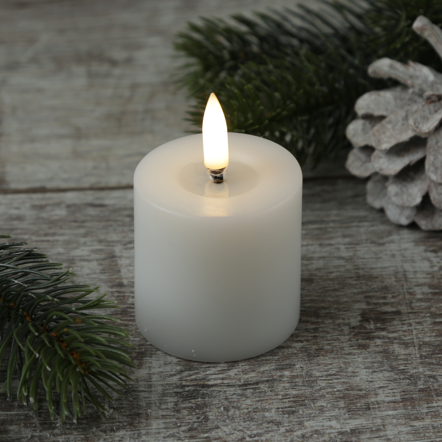 LED Mini Kerze THEA - Echtwachs - 3D Flamme mit Wachsspiegel - D: 5cm - H: 7,3cm - Timer - weiß LED Mini Kerze THEA - Echtwachs - 3D Flamme mit Wachsspiegel - D: 5cm - H: 7,3cm - Timer - weiß