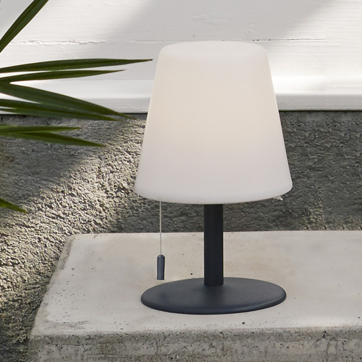 LED Garten Tischlampe - H: 60cm - weißer Lampenschirm, D: 16cm - Batteriebetrieb - Outdoor