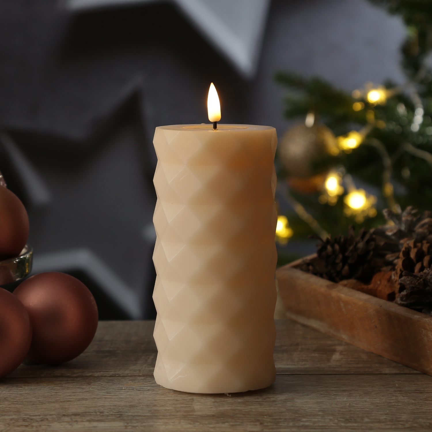 LED Stumpenkerze MIA - Rautenmuster - Echtwachs - 3D Flamme - H: 15cm - D: 7,5cm - creme LED Stumpenkerze MIA - Rautenmuster - Echtwachs - 3D Flamme - H: 15cm - D: 7,5cm - creme