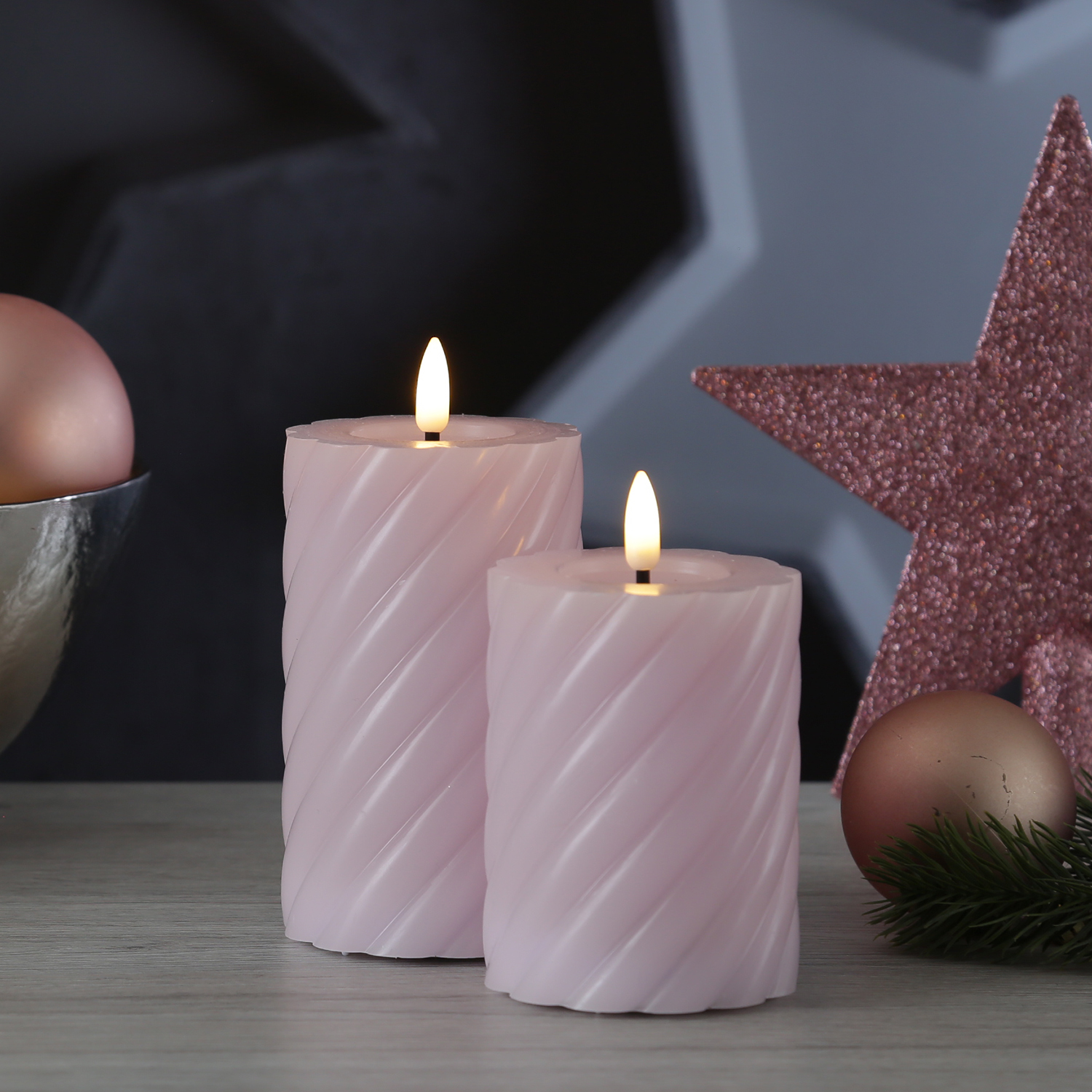 LED Stumpenkerze TWIST - Echtwachs - warmweiße 3D Flamme - H: 15cm - Batterie - Timer - flieder LED Stumpenkerze TWIST - Echtwachs - warmweiße 3D Flamme - H: 15cm - Batterie - Timer - flieder