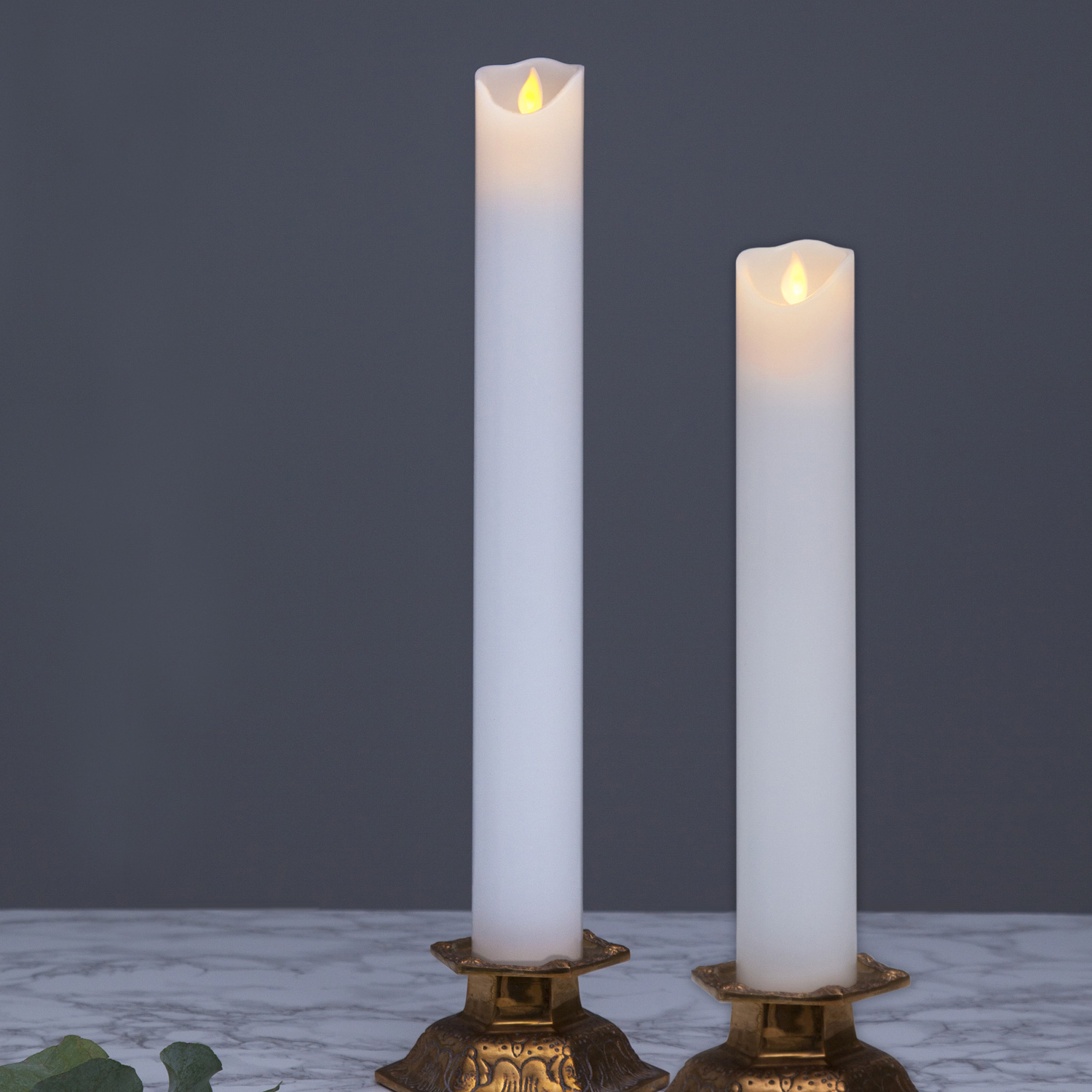 LED Stumpenkerze - Taufkerze - Echtwachs - mechanische Flamme - H: 30cm, D: 5cm - Timer - weiß LED Stumpenkerze - Taufkerze - Echtwachs - mechanische Flamme - H: 30cm, D: 5cm - Timer - weiß