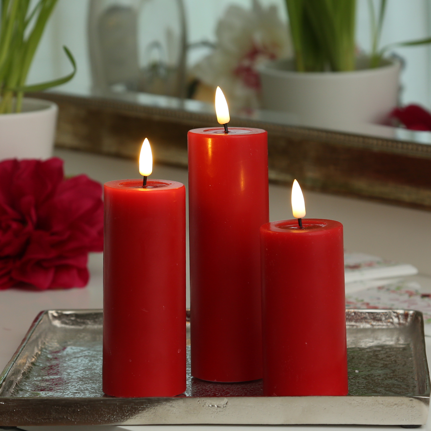 LED Stumpenkerze MIA - Echtwachs - realistische 3D Flamme - H: 15cm - D: 5cm - rot LED Stumpenkerze MIA - Echtwachs - realistische 3D Flamme - H: 15cm - D: 5cm - rot