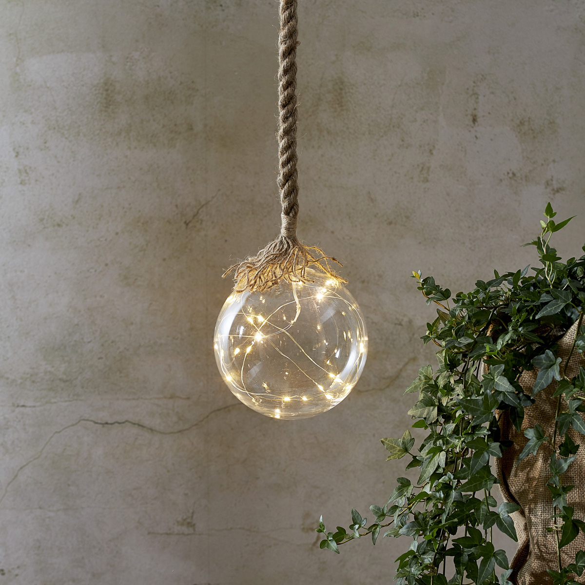 LED Glaskugel "Jutta" - mit Juteseil - 15 warmweiße LED am Draht - L: 200cm - D: 15cm - klar LED Glaskugel "Jutta" - mit Juteseil - 15 warmweiße LED am Draht - L: 200cm - D: 15cm - klar