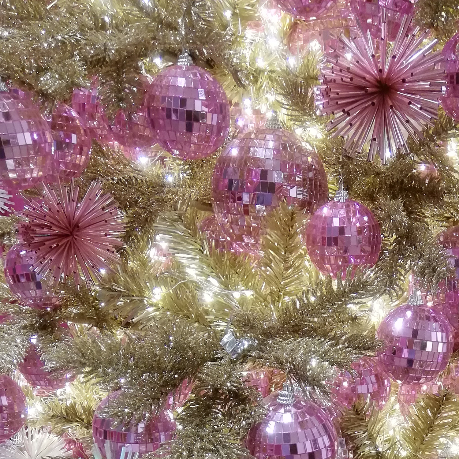 Spiegelkugel 10cm - Discokugel - Echtglas - 7x7mm Spiegel - rosa Spiegelkugel 10cm - Discokugel - Echtglas - 7x7mm Spiegel - rosa