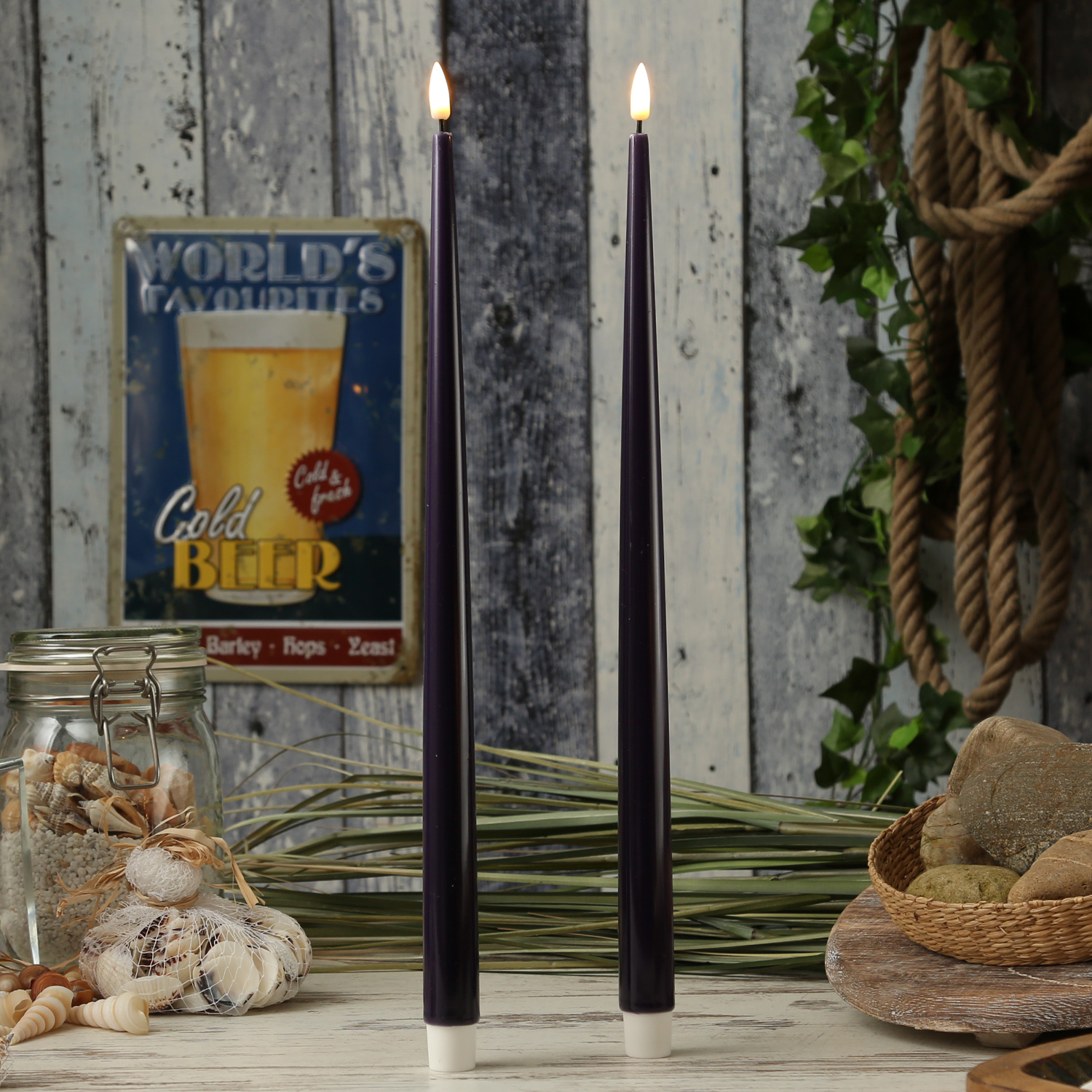 LED Stabkerzen ELLA - Echtwachs - realistische 3D Flamme - H: 38cm - dunkellilla - 2 Stück LED Stabkerzen ELLA - Echtwachs - realistische 3D Flamme - H: 38cm - dunkellilla - 2 Stück