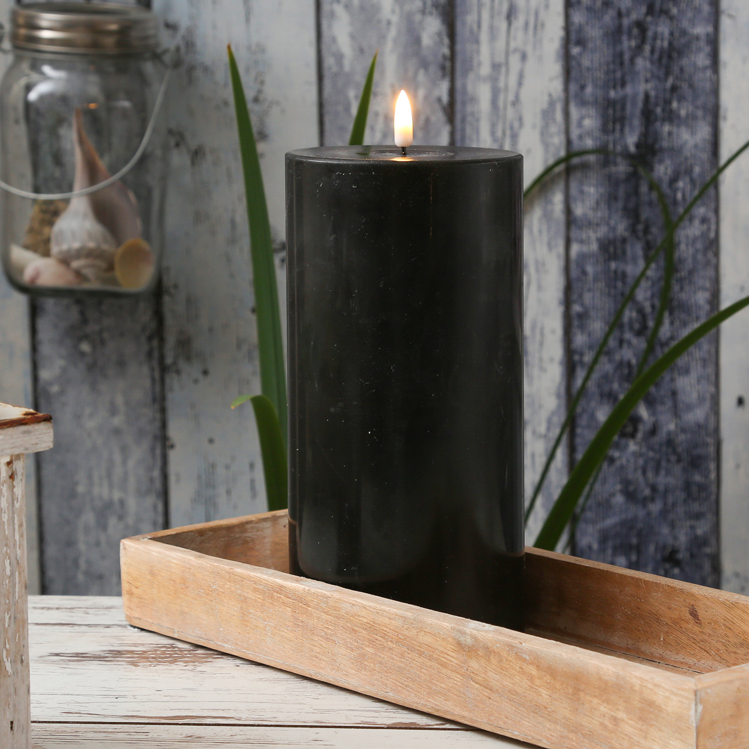 LED Stumpenkerze MIA - Echtwachs - realistische 3D Flamme - H: 20cm - D: 10cm - schwarz LED Stumpenkerze MIA - Echtwachs - realistische 3D Flamme - H: 20cm - D: 10cm - schwarz