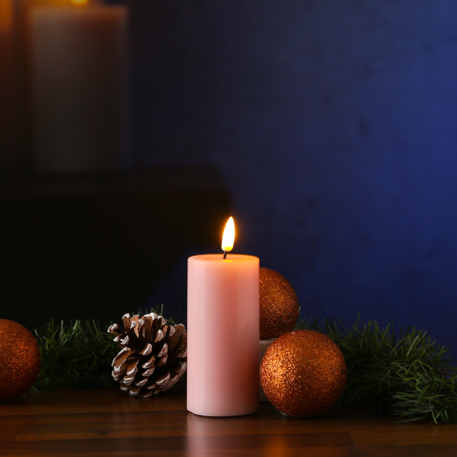 LED Stumpenkerze MIA - Echtwachs - realistische 3D Flamme - H: 10cm D: 5cm - Batterie - rosa LED Stumpenkerze MIA - Echtwachs - realistische 3D Flamme - H: 10cm D: 5cm - Batterie - rosa