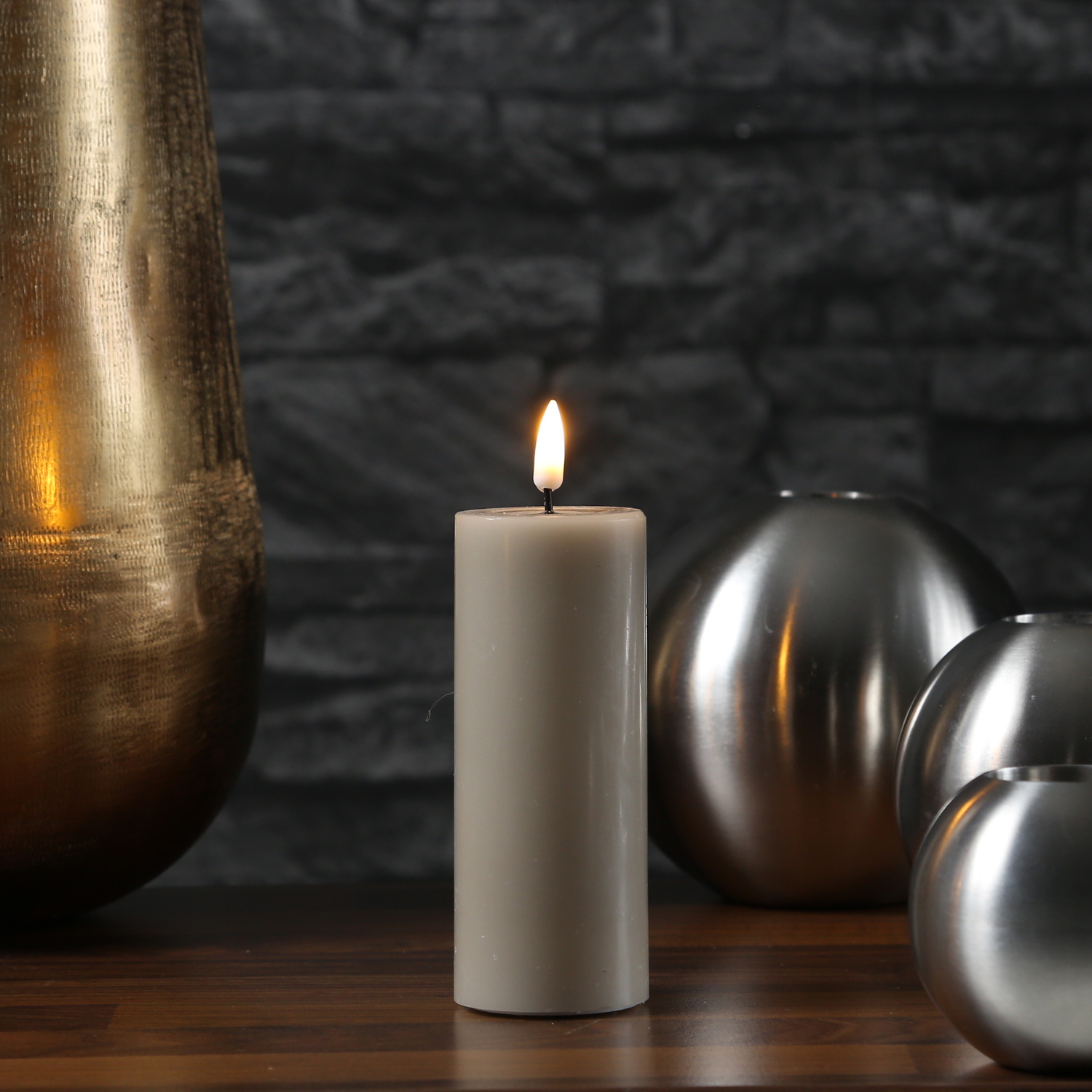 LED Stumpenkerze MIA - Echtwachs - realistische 3D Flamme - H: 12,5cm - D: 5cm - sand/taupe LED Stumpenkerze MIA - Echtwachs - realistische 3D Flamme - H: 12,5cm - D: 5cm - sand/taupe