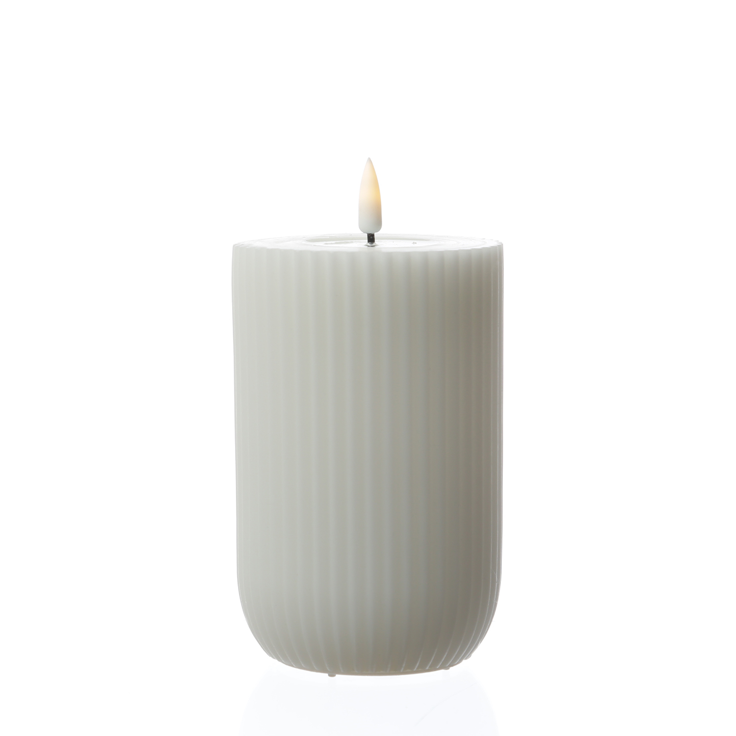 LED Stumpenkerze MIA - gerillt - Echtwachs - 3D Flamme - H: 12,5cm - D: 8cm - weiß LED Stumpenkerze MIA - gerillt - Echtwachs - 3D Flamme - H: 12,5cm - D: 8cm - weiß