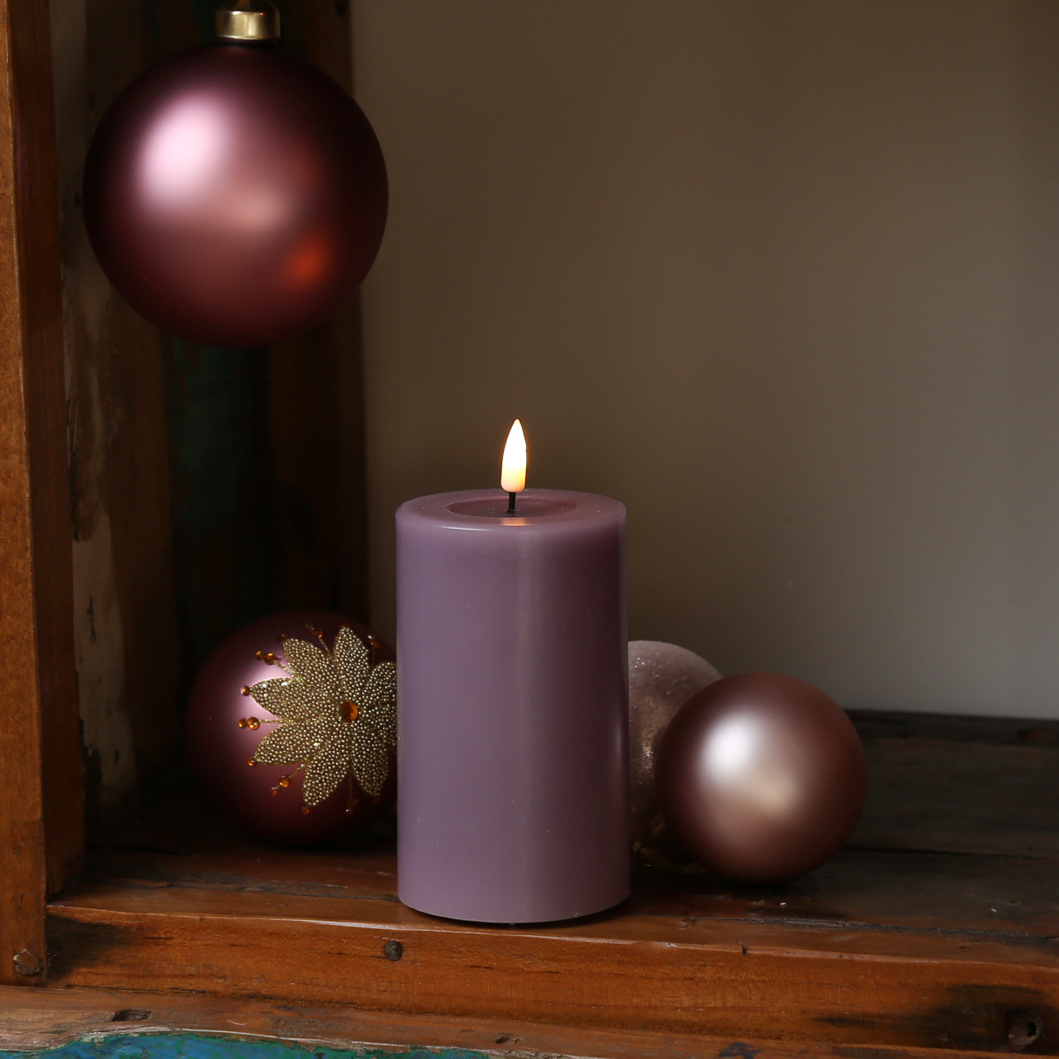 LED Stumpenkerze MIA - Echtwachs - realistische 3D Flamme - H: 12,5cm - Batteriebetrieb - flieder LED Stumpenkerze MIA - Echtwachs - realistische 3D Flamme - H: 12,5cm - Batteriebetrieb - flieder