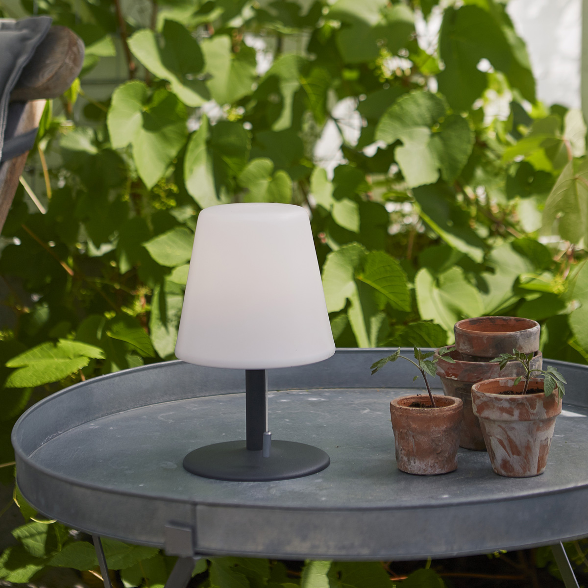 LED Garten Tischlampe - H: 60cm - weißer Lampenschirm, D: 16cm - Batteriebetrieb - Outdoor LED Garten Tischlampe - H: 60cm - weißer Lampenschirm, D: 16cm - Batteriebetrieb - Outdoor