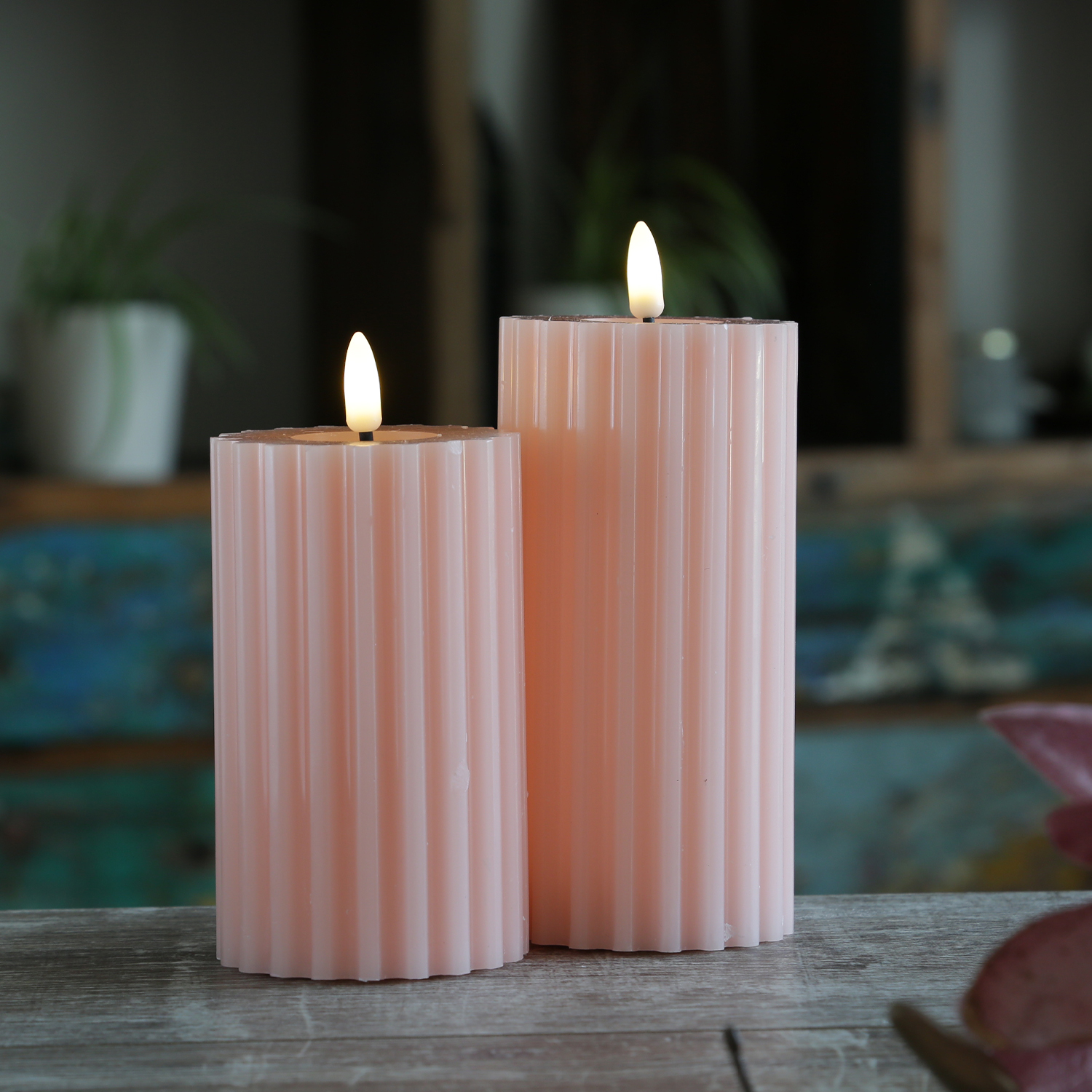 LED Kerze LIV - gerillt - Echtwachs - warmweiße 3D Flamme - H: 17,5cm - D: 7,5cm - Timer - rosa LED Kerze LIV - gerillt - Echtwachs - warmweiße 3D Flamme - H: 17,5cm - D: 7,5cm - Timer - rosa