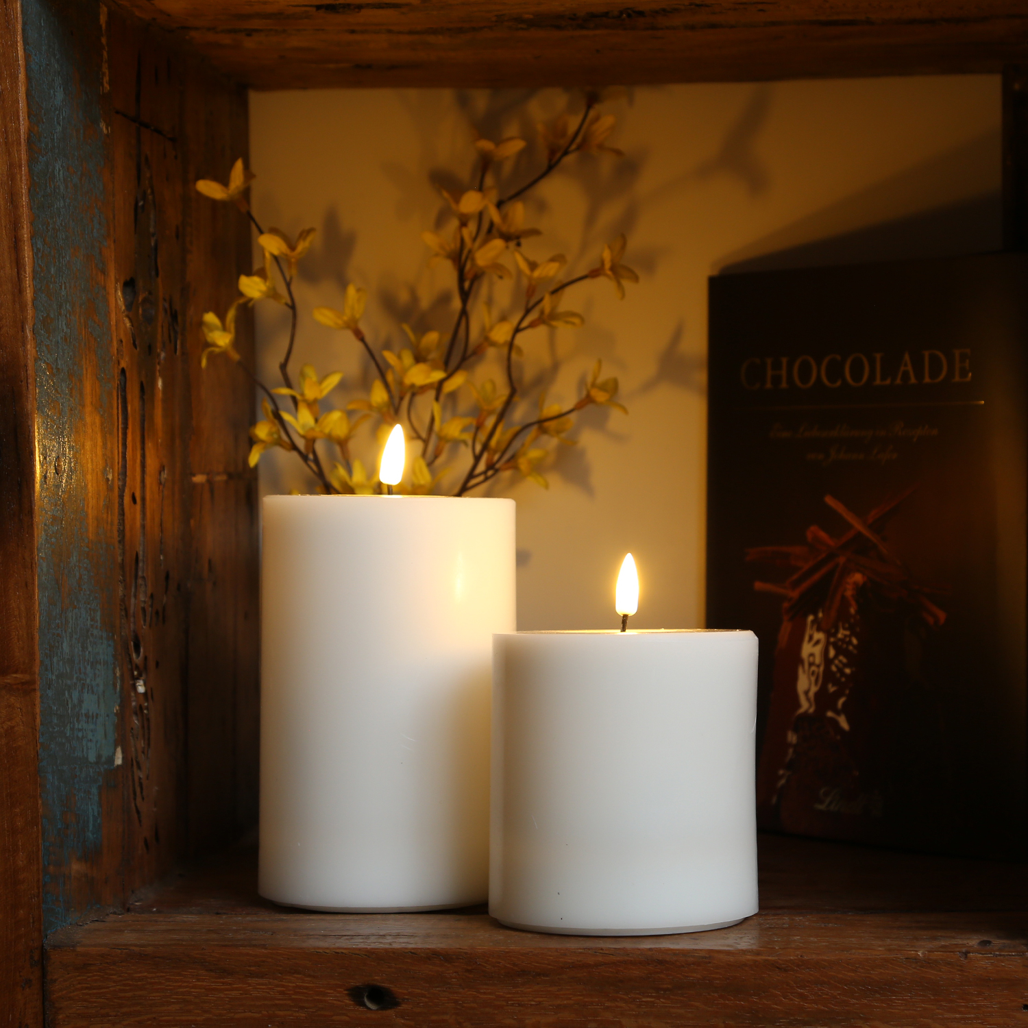 LED Stumpenkerze MIA - Echtwachs - realistische 3D Flamme - H: 15cm D: 10cm - Batteriebetrieb - weiß LED Stumpenkerze MIA - Echtwachs - realistische 3D Flamme - H: 15cm D: 10cm - Batteriebetrieb - weiß