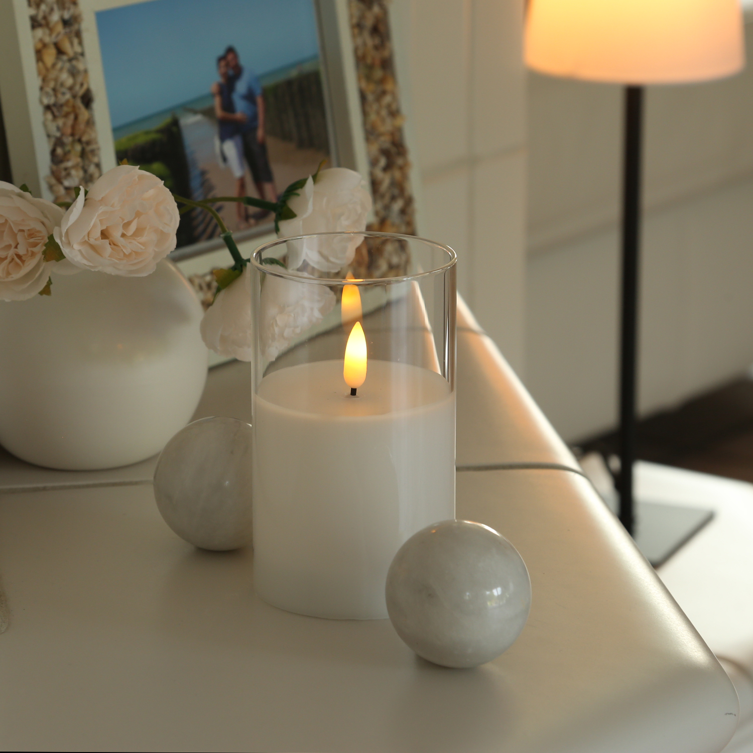 LED Kerze im Glas - Windlicht - Echtwachs - flackernde 3D Flamme - Timer - H: 12,5cm - D: 7,5cm