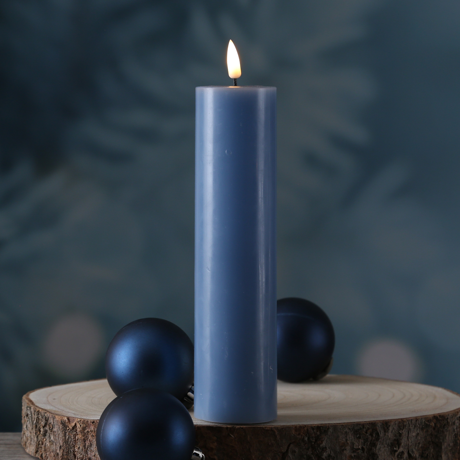 LED Stumpenkerze MIA - Echtwachs - realistische 3D Flamme - H: 20cm - D: 5cm - eisblau LED Stumpenkerze MIA - Echtwachs - realistische 3D Flamme - H: 20cm - D: 5cm - eisblau