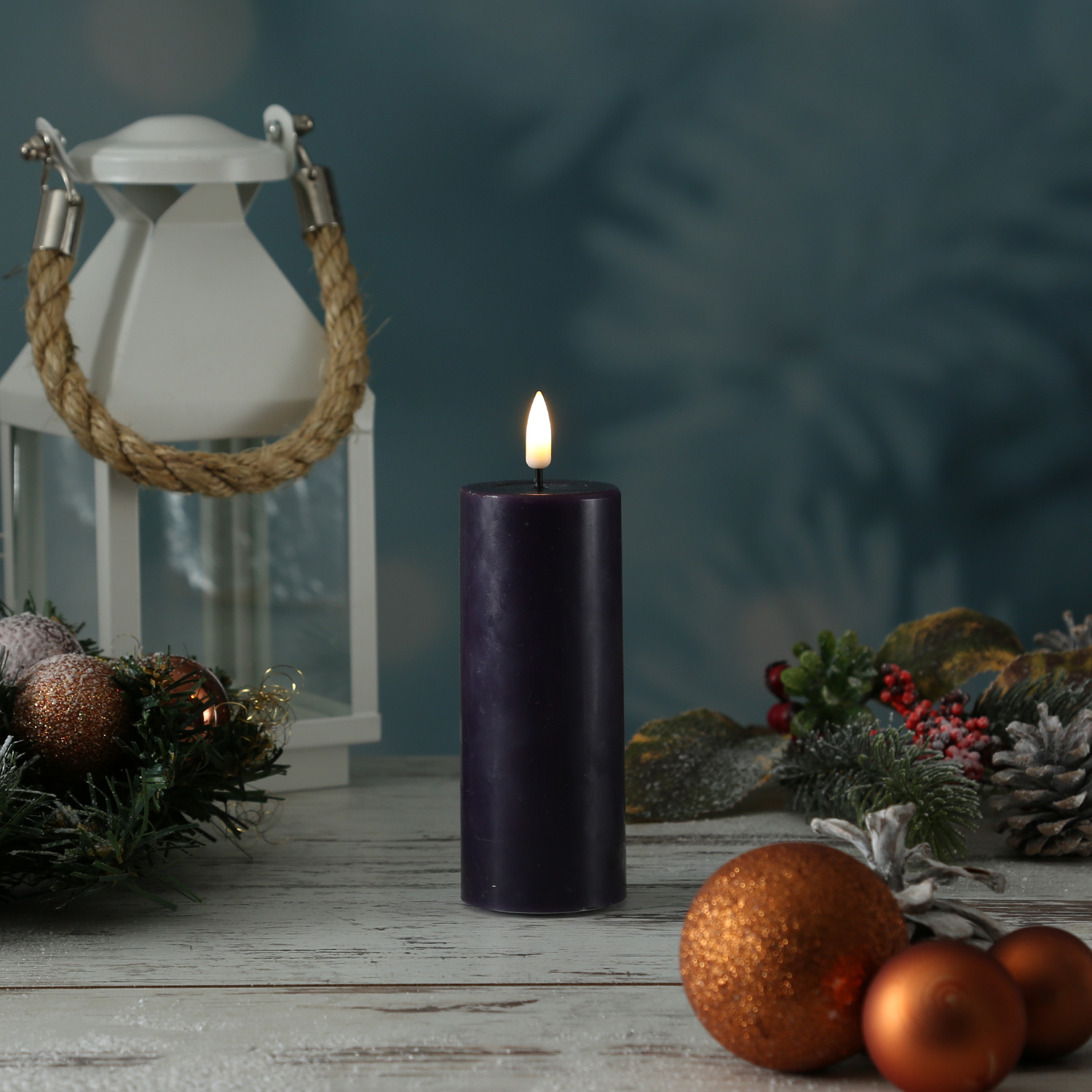 LED Stumpenkerze MIA - Echtwachs - realistische 3D Flamme - H: 12,5cm - D: 5cm - dunkellila LED Stumpenkerze MIA - Echtwachs - realistische 3D Flamme - H: 12,5cm - D: 5cm - dunkellila