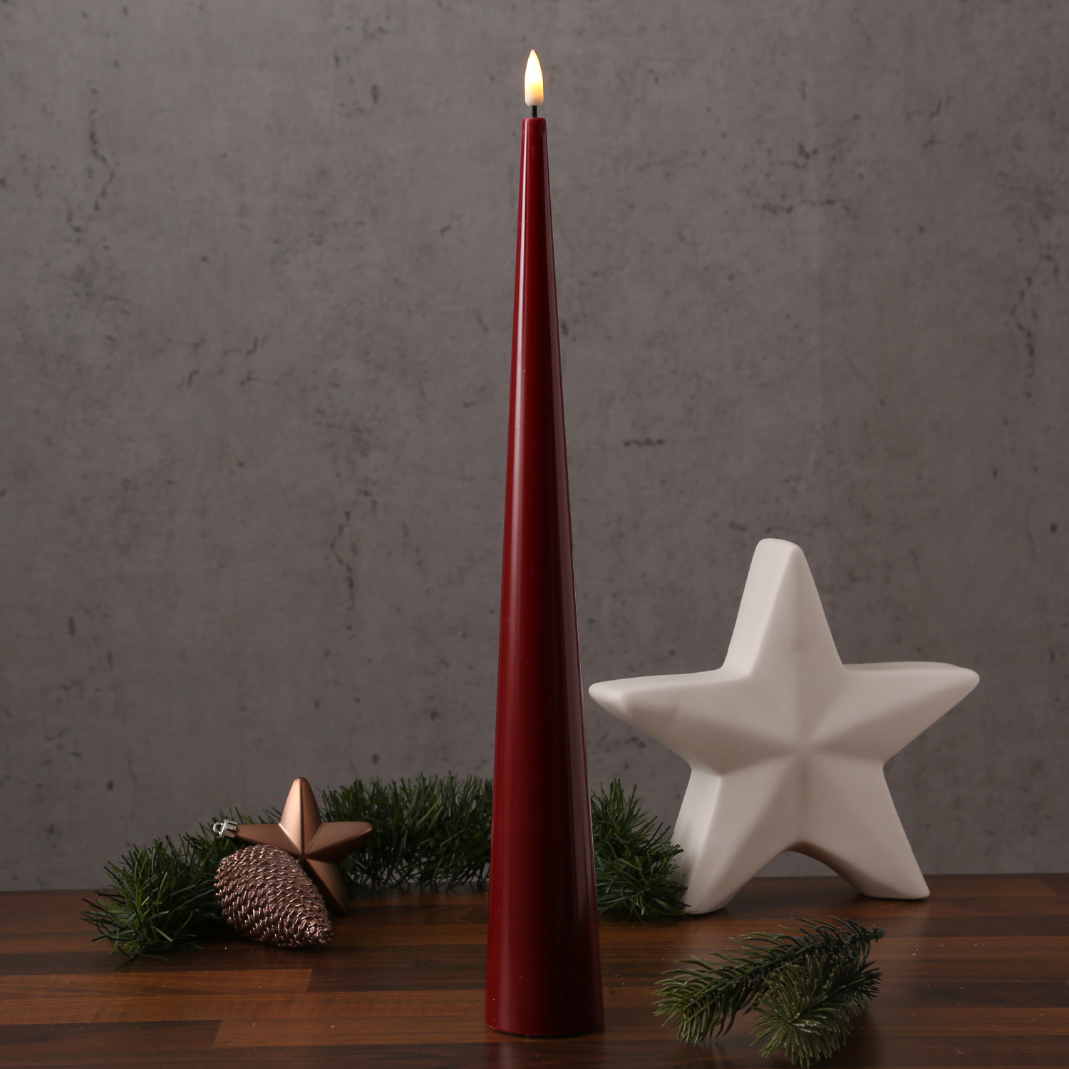 LED Kegelkerze LEA - Echtwachs - realistische 3D Flamme - H: 38cm - Batteriebetrieb - bordeauxrot LED Kegelkerze LEA - Echtwachs - realistische 3D Flamme - H: 38cm - Batteriebetrieb - bordeauxrot