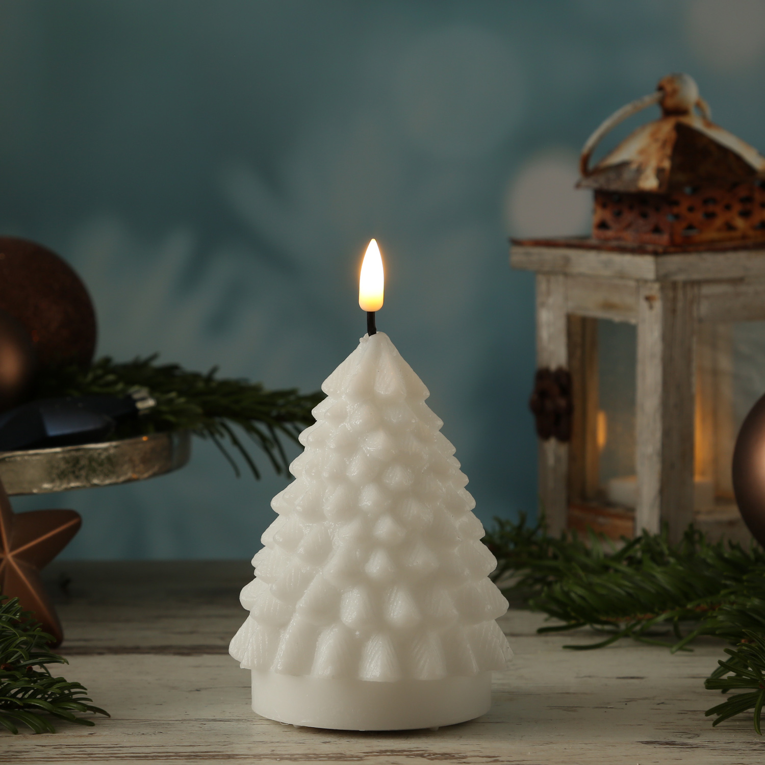 LED Kerze Tannenbaum - Echtwachs - flackernde 3D Flamme - H: 11cm - D: 8cm - weiß LED Kerze Tannenbaum - Echtwachs - flackernde 3D Flamme - H: 11cm - D: 8cm - weiß