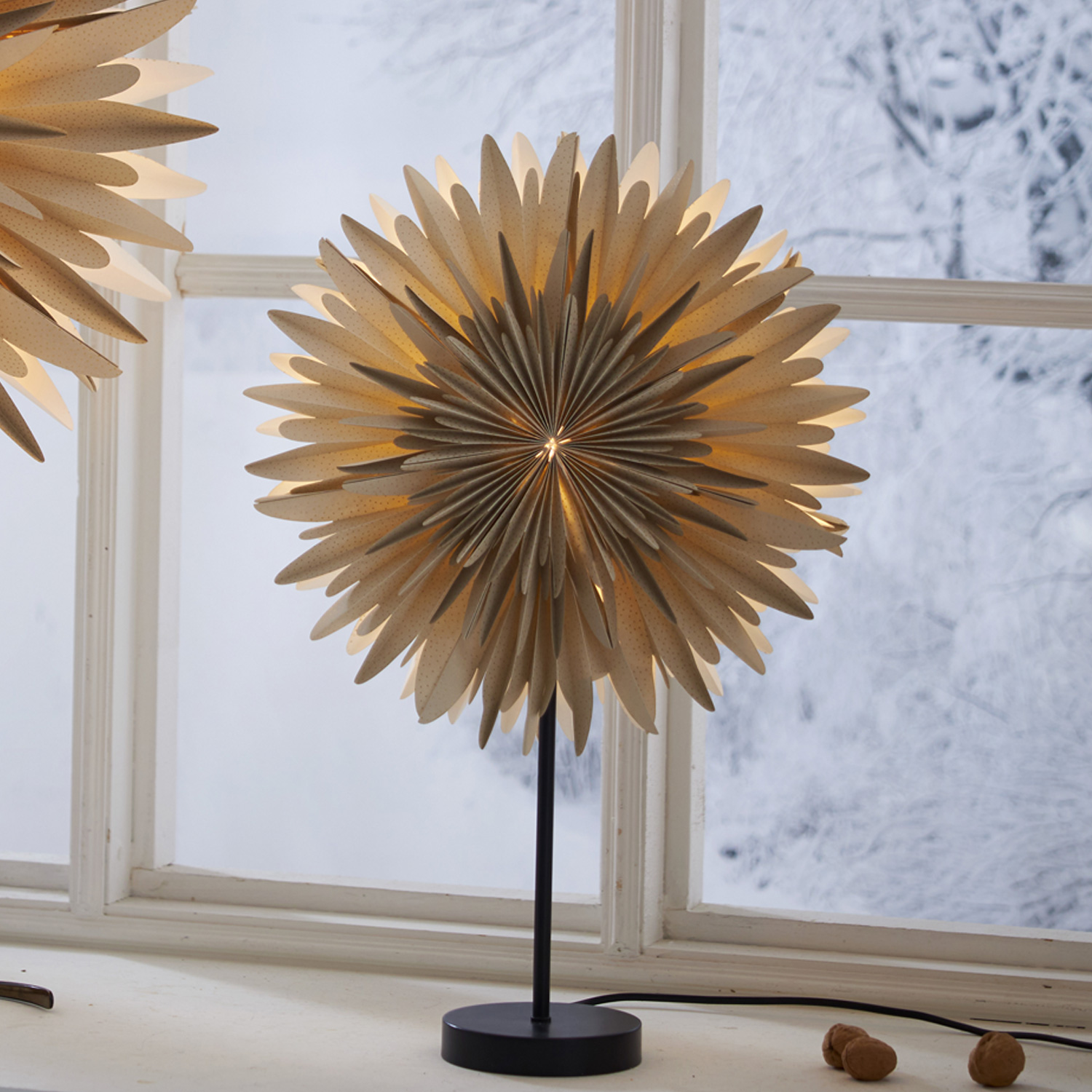 Papierstern WINTER - stehend - D: 40cm - H: 60cm - inkl. E14 Fassung u. Kabel - beige Papierstern WINTER - stehend - D: 40cm - H: 60cm - inkl. E14 Fassung u. Kabel - beige