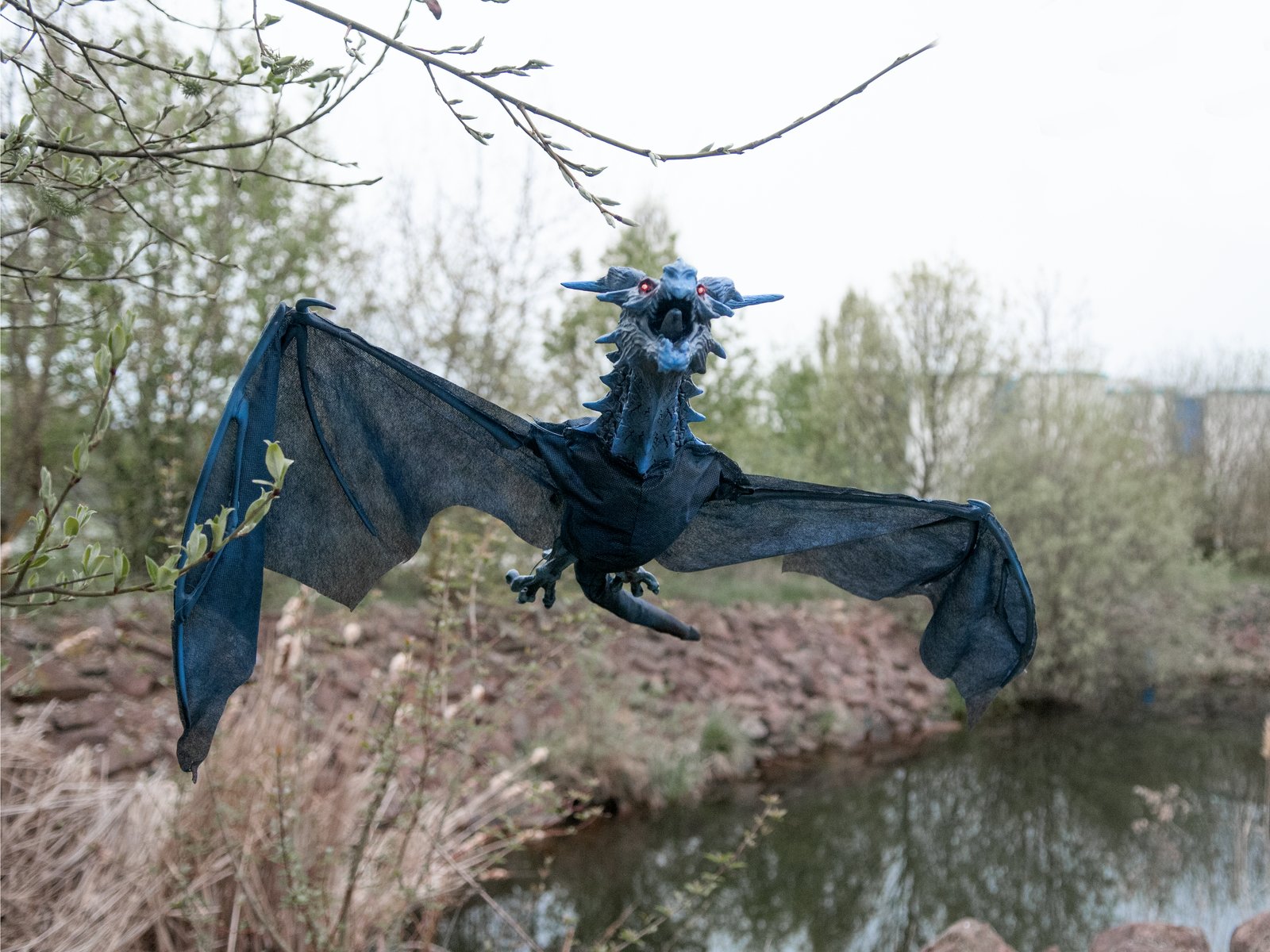 FLYING DRAGON - animierte Halloween Dekoration mit Licht- und Geräuscheffekten - 120cm - Sensor