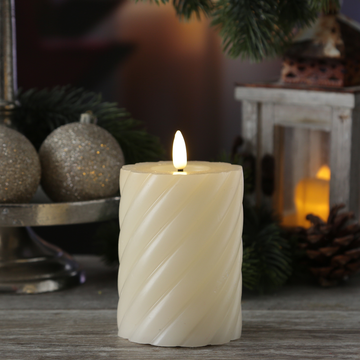 LED Stumpenkerze TWIST - Echtwachs - warmweiße 3D Flamme - H: 12,5cm - Batterie - Timer - creme LED Stumpenkerze TWIST - Echtwachs - warmweiße 3D Flamme - H: 12,5cm - Batterie - Timer - creme