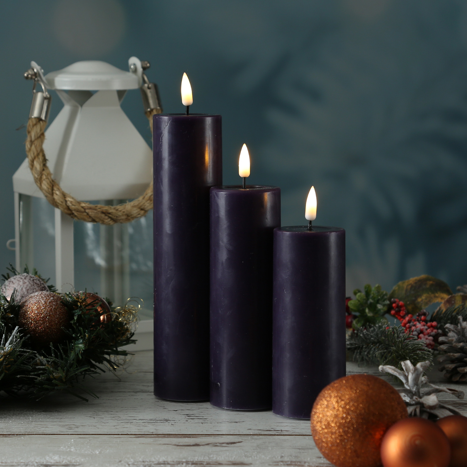 LED Stumpenkerze MIA - Echtwachs - realistische 3D Flamme - H: 12,5cm - D: 5cm - dunkellila LED Stumpenkerze MIA - Echtwachs - realistische 3D Flamme - H: 12,5cm - D: 5cm - dunkellila