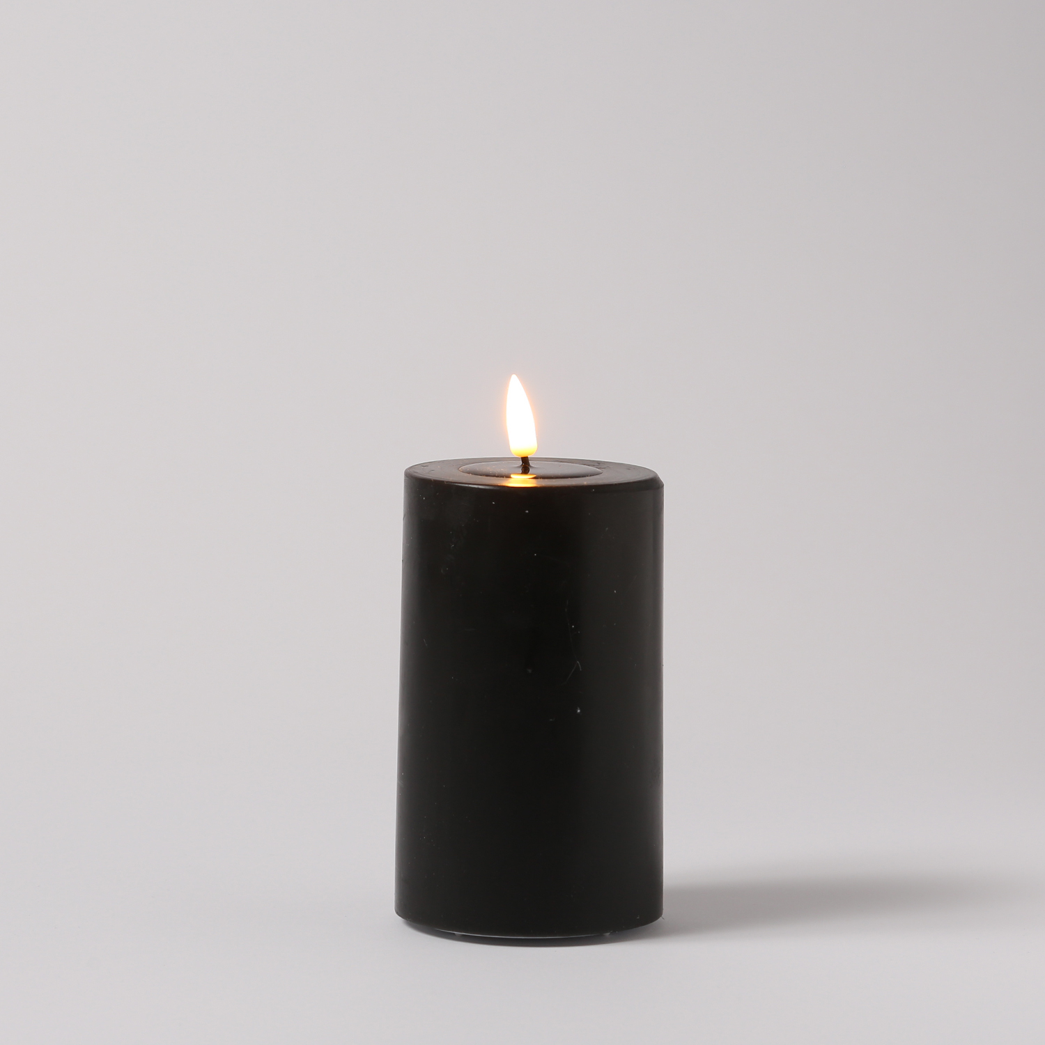 LED Stumpenkerze MIA - Echtwachs - realistische 3D Flamme - H: 12,5cm - Batteriebetrieb - schwarz LED Stumpenkerze MIA - Echtwachs - realistische 3D Flamme - H: 12,5cm - Batteriebetrieb - schwarz