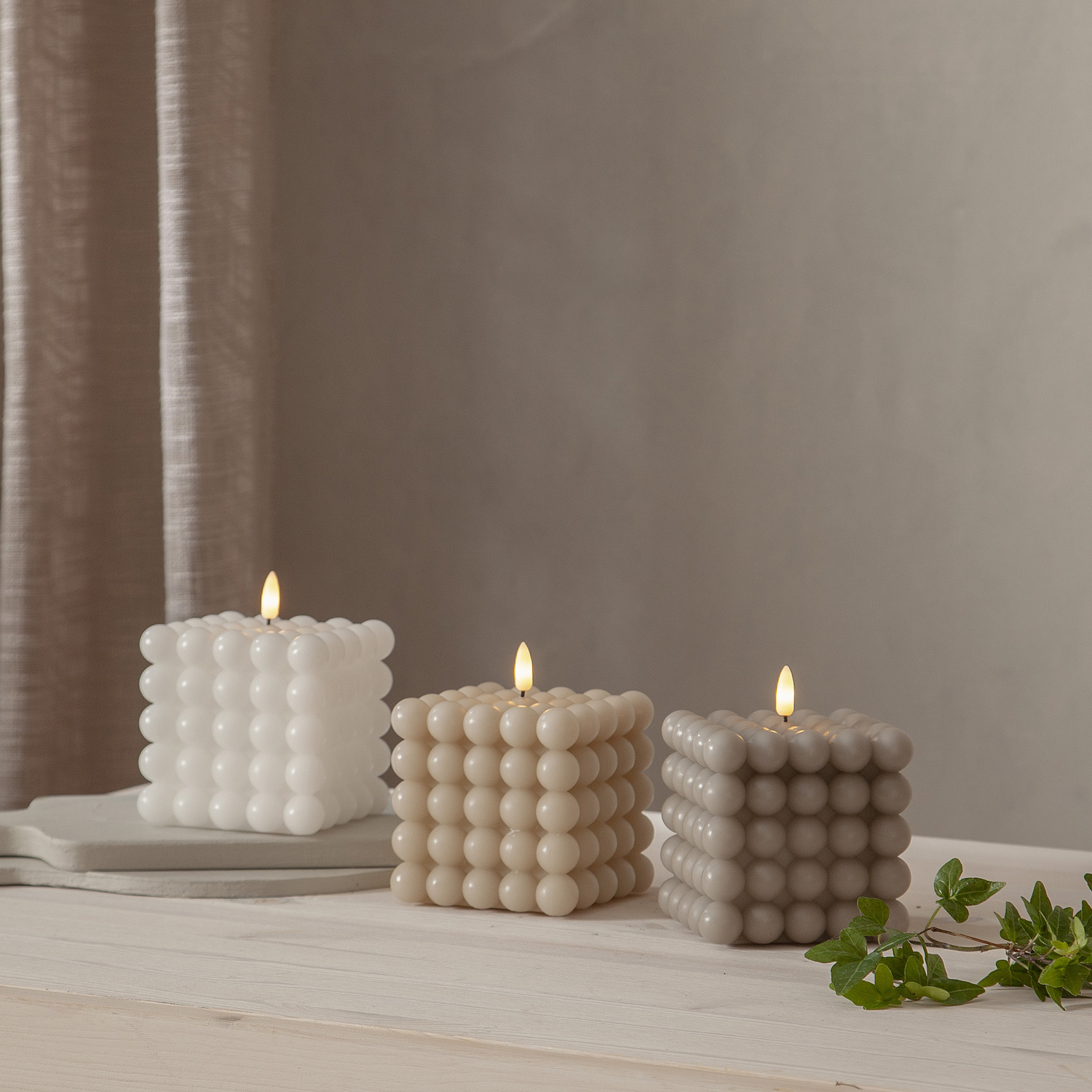 LED Kerze Bubble - Würfelkerze - Echtwachs - realistische 3D Flamme - H: 12,5cm - Timer - creme LED Kerze Bubble - Würfelkerze - Echtwachs - realistische 3D Flamme - H: 12,5cm - Timer - creme