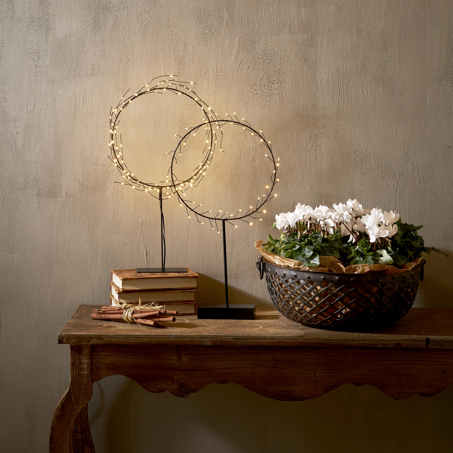 LED Kranz NIKE - stehend - 95 warmweiße LED - H: 43cm - für Innen - schwarz LED Kranz NIKE - stehend - 95 warmweiße LED - H: 43cm - für Innen - schwarz