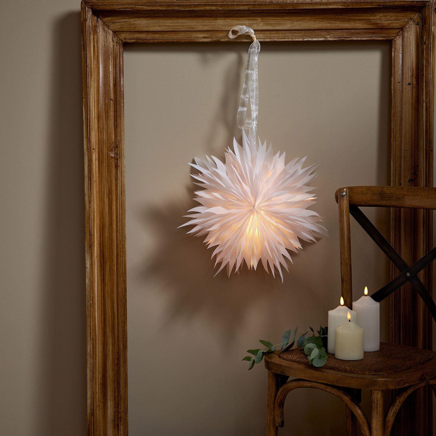 Papierstern EISBLUME - hängend - D: 45cm - mit Band - weiß Papierstern EISBLUME - hängend - D: 45cm - mit Band - weiß