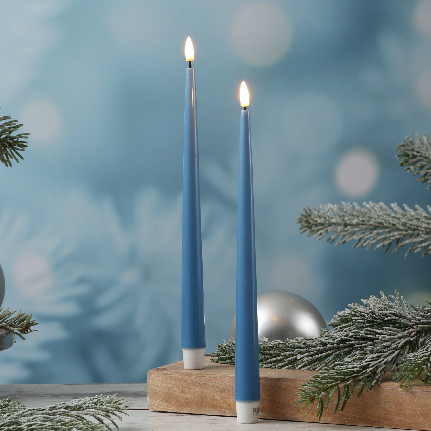 LED Stabkerzen ELLA - Echtwachs - realistische 3D Flamme - H: 28cm - eisblau - 2 Stück LED Stabkerzen ELLA - Echtwachs - realistische 3D Flamme - H: 28cm - eisblau - 2 Stück