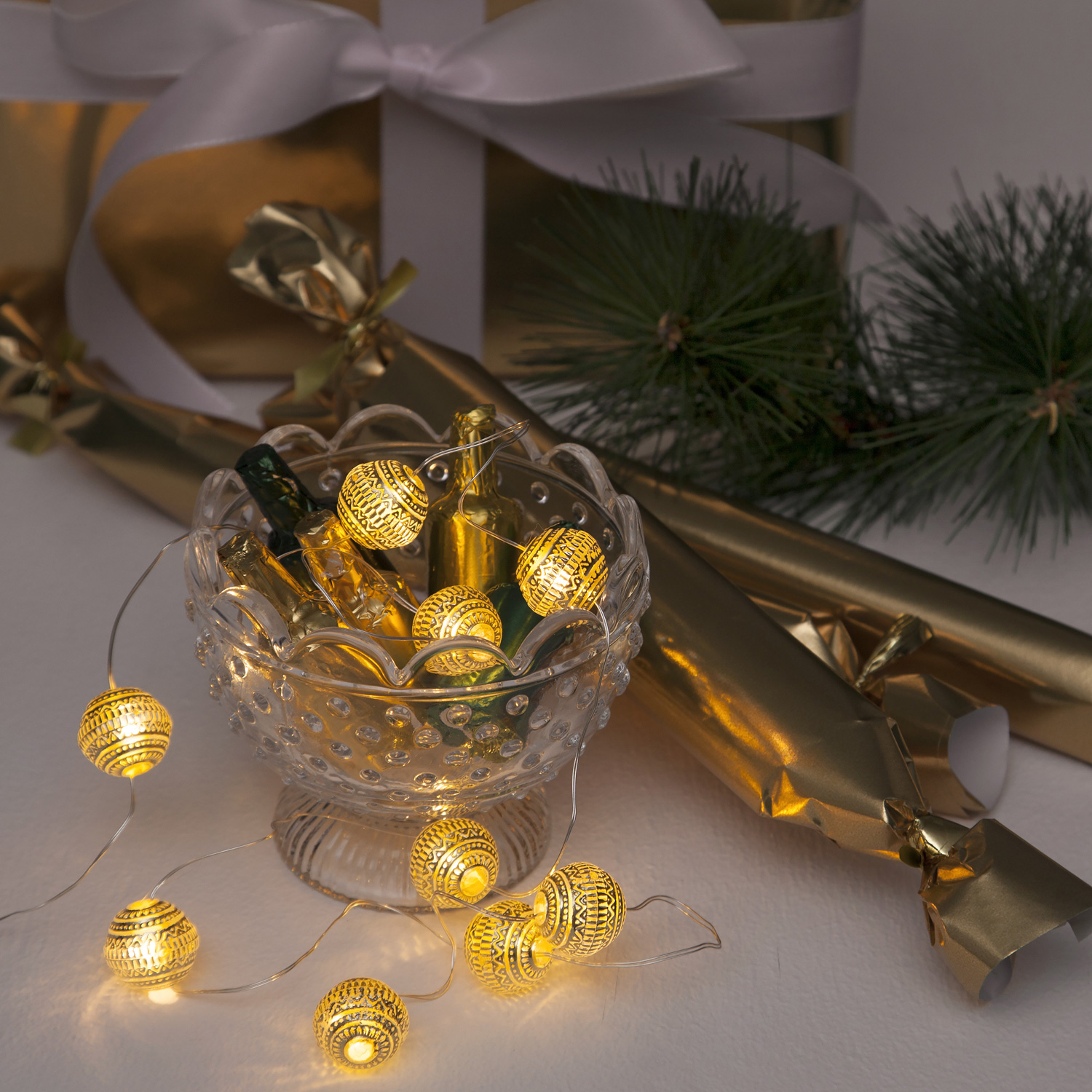 LED Lichterkette "Dew Drop" - 105 warmweiße LED - 0,9m - Batteriebetrieb - Timer - goldene Kugeln